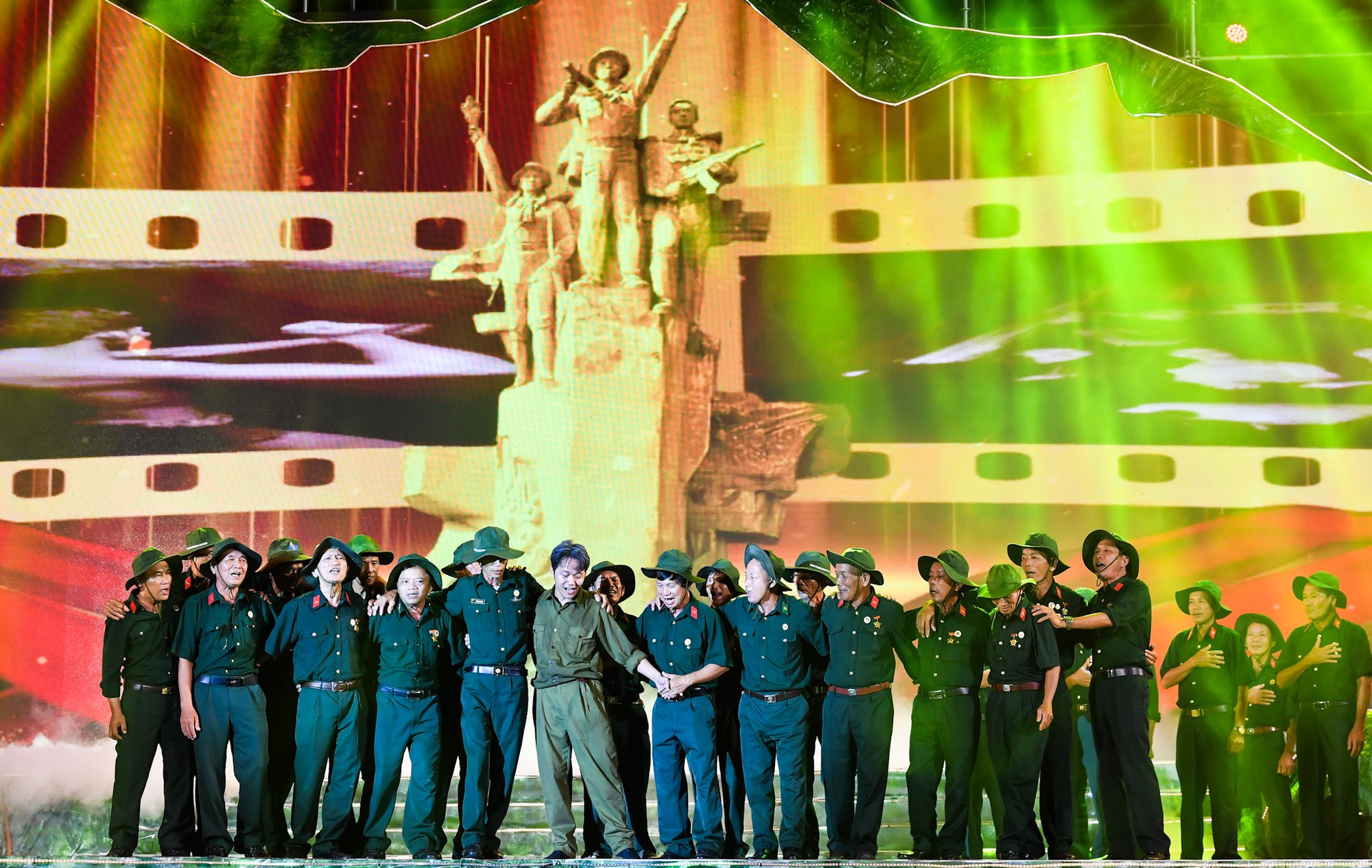 Ông Nguyễn Hữu Trí cùng đồng đội hòa lời ca trong bài hát "Bài ca không quên"