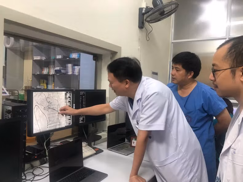 Các chuyên gia thảo luận, trao đổi trong quá trình thực hiện ca can thiệp.