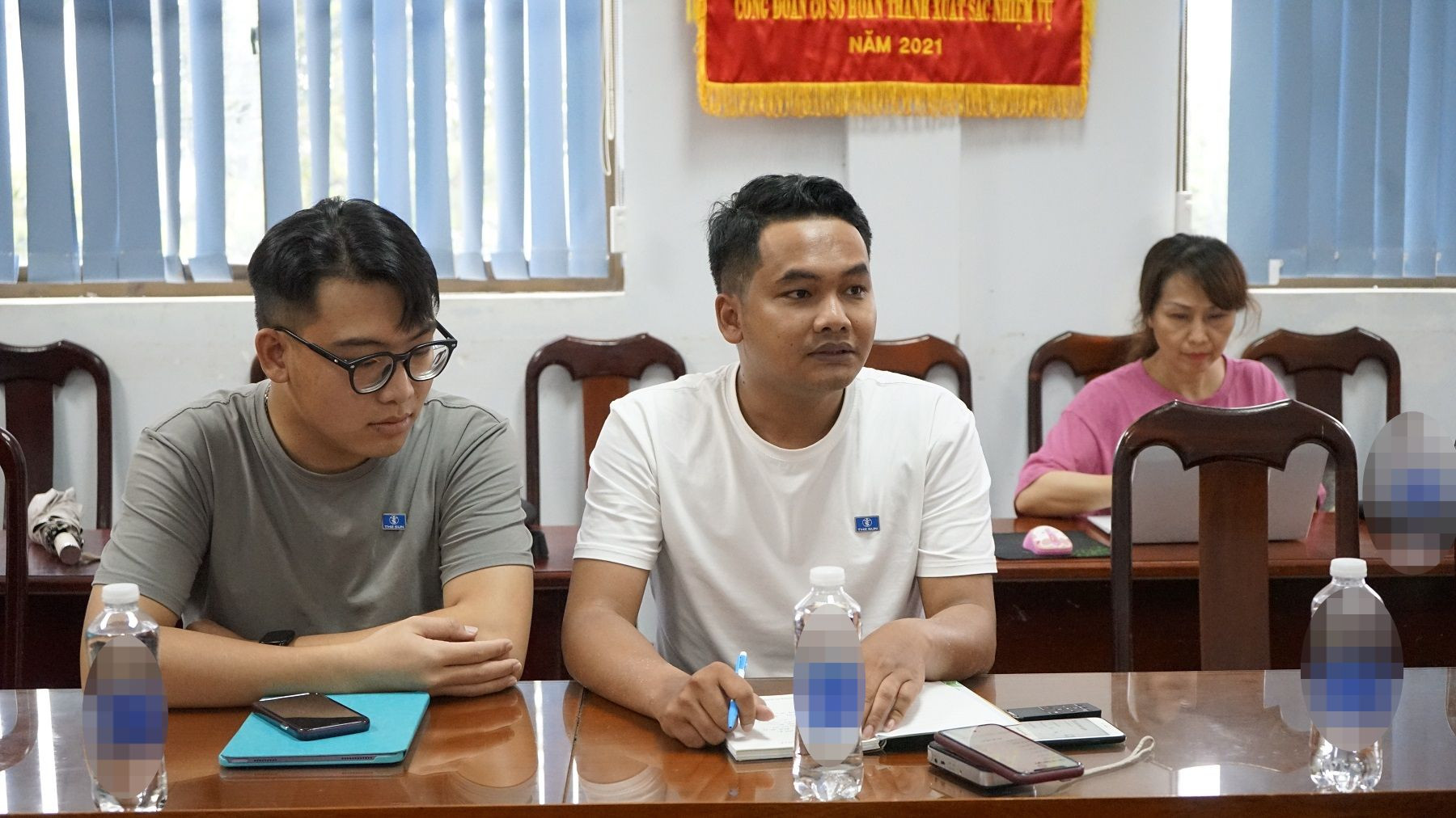 Danh Tùng (áo trắng) - Trưởng nhóm CBO The Sun chia sẻ kinh nghiệm tìm kiếm đối tượng nguy cơ trong nhóm MSM.