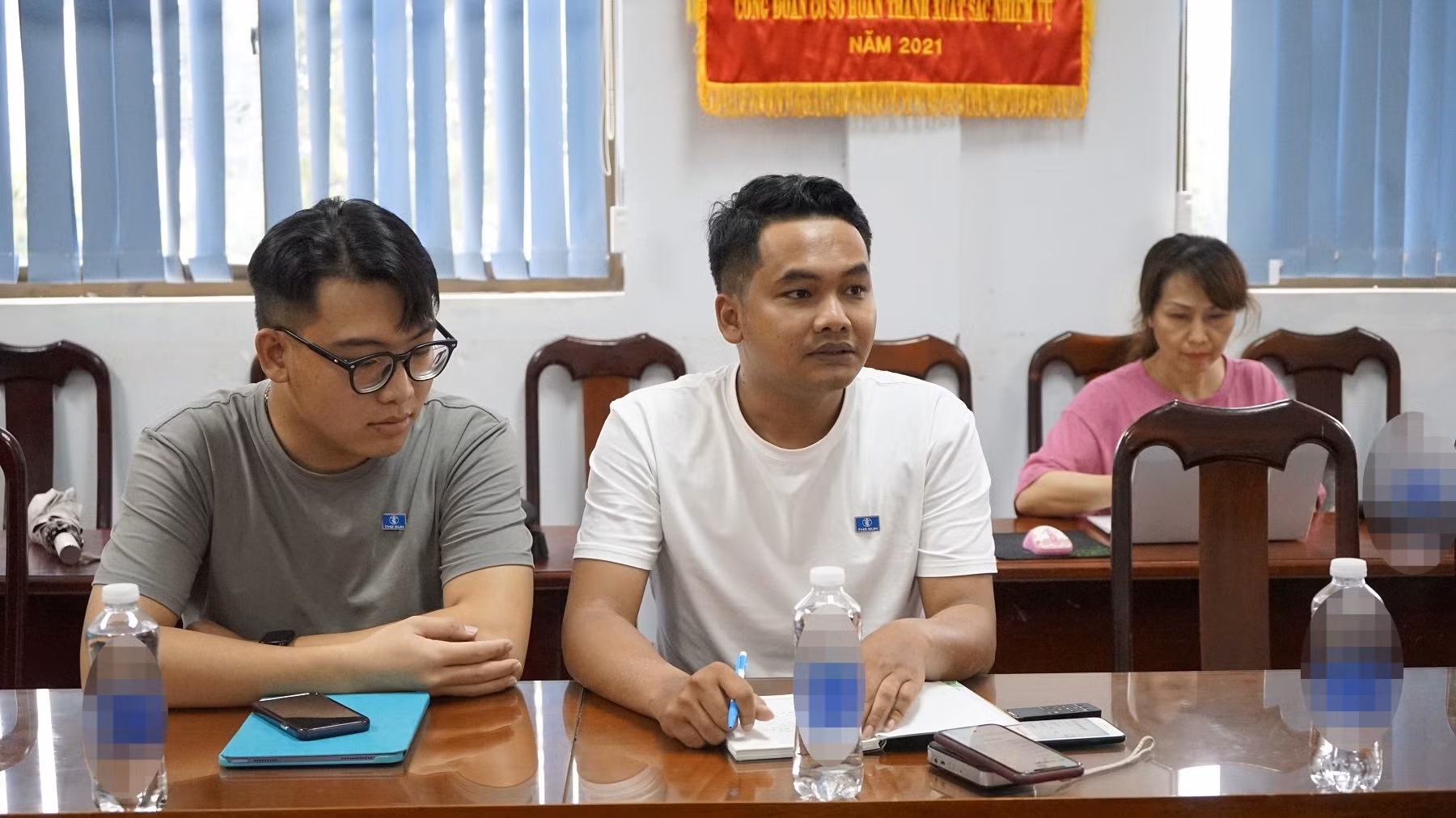 Danh Tùng (áo trắng) - Trưởng nhóm CBO The Sun chia sẻ kinh nghiệm tìm kiếm đối tượng nguy cơ trong nhóm MSM.