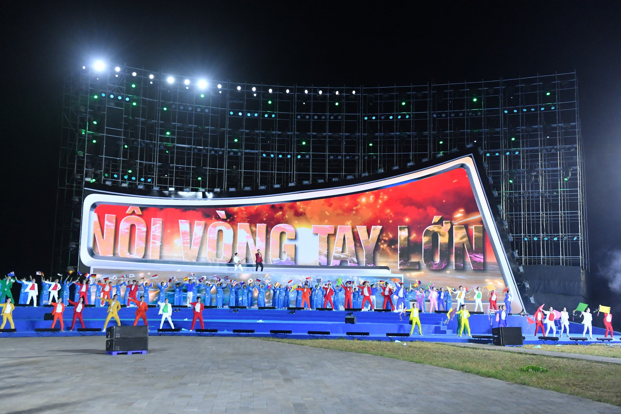 Bản mash up "Một thế giới - Heal the world" (sáng tác: Hà Okio - Micheal Jackson) do Đông Hùng, Nguyễn Duyên Quỳnh, Tốp nam nữ học sinh QT, đoàn múa HT và ban nhạc trình diễn gửi tới thông điệp thế giới chúng ta đang sống là một và tất cả chúng ta sẽ là một thể thống nhất nếu cùng với nhau chung niềm tin vào giá trị bất biến của hòa bình, hãy cộng hưởng và lan tỏa sức mạnh của tinh thần đoàn kết cùng hướng tới việc khởi sinh những mầm hi vọng gieo vào tương lai cuộc sống thanh bình, yên vui và liên tục phát triển những giá trị tích cực.