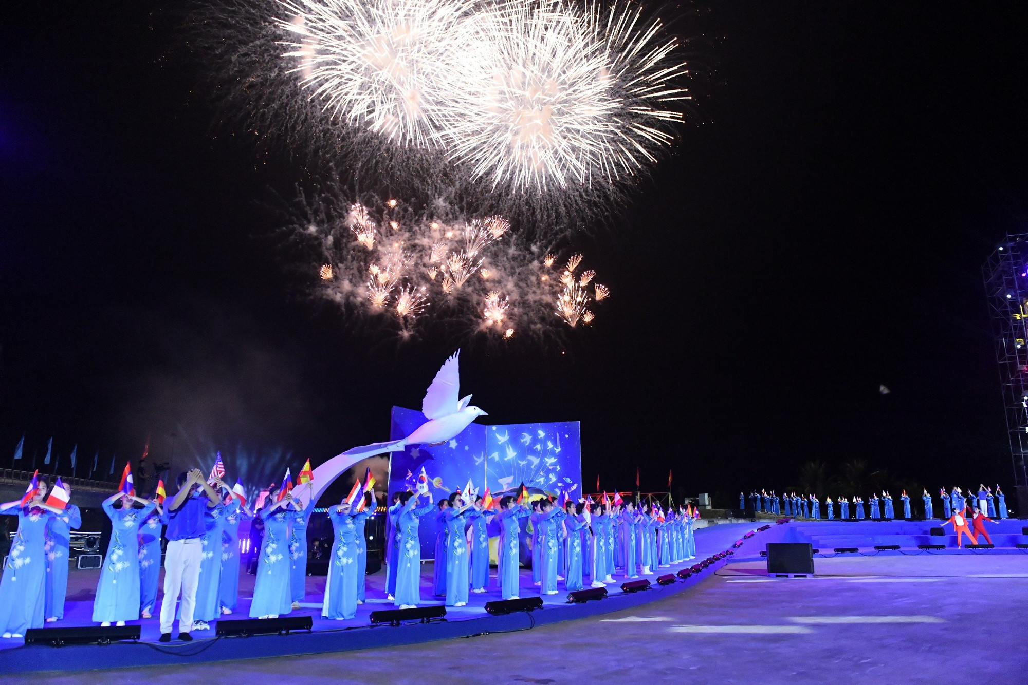 Ca sĩ Đông Hùng, tốp học sinh QT, đoàn múa HT và ban nhạc trình diễn ca khúc "Nối vòng tay lớn - The great circle of Vietnam" (Sáng tác: Trịnh Công Sơn - Lời dịch tiếng Anh: Richard Fuller) trình diễn kết thúc chương trình trong màn pháo hoa rực rỡ.