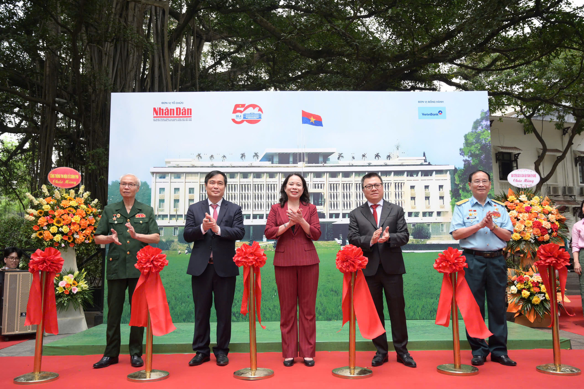 Các đại biểu cắt băng khai mạc triển lãm.