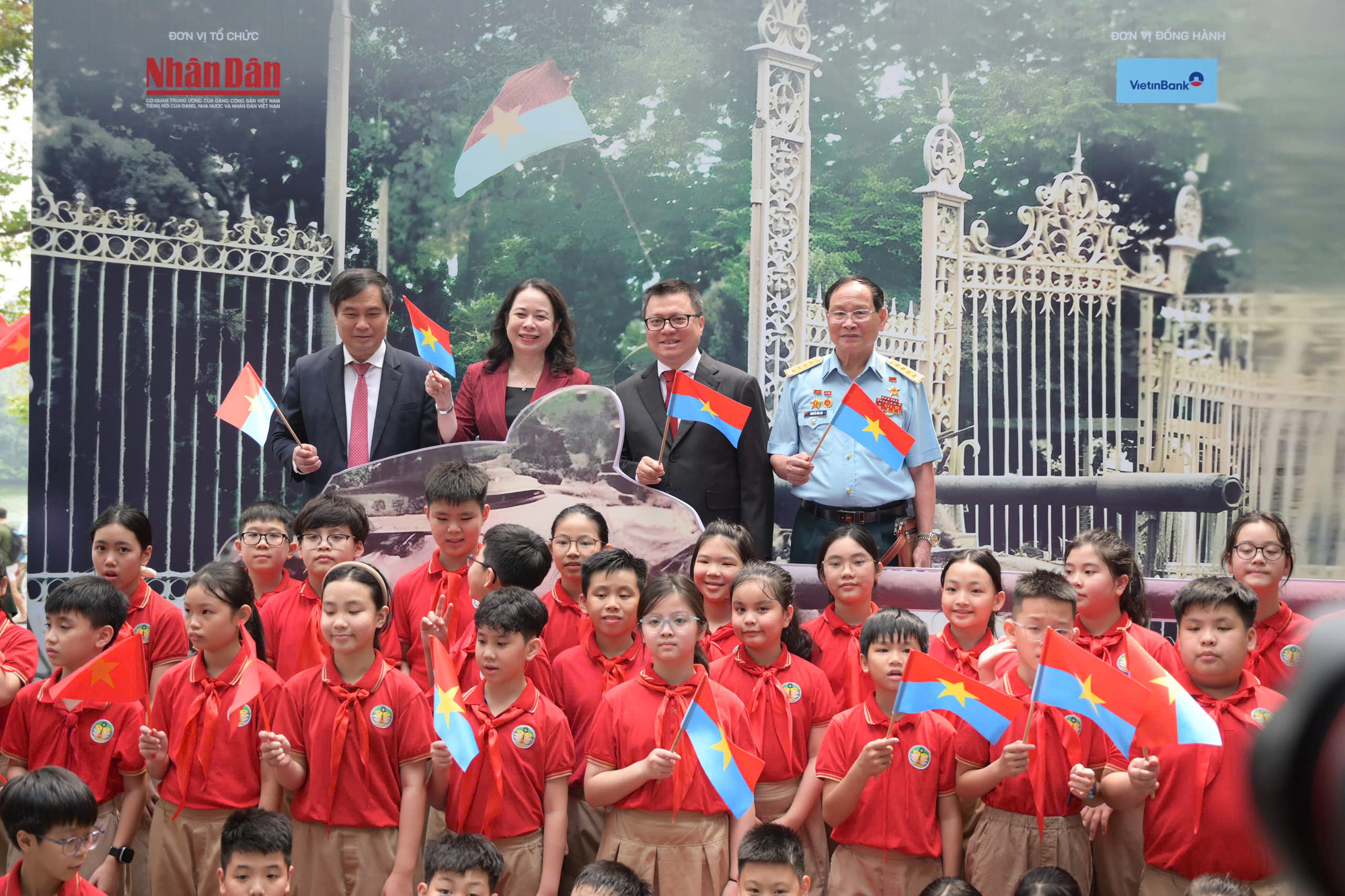 Triển lãm thu hút sự quan tâm của các vị lãnh đạo, các nhân chứng lịch sử và hàng trăm các em nhỏ.