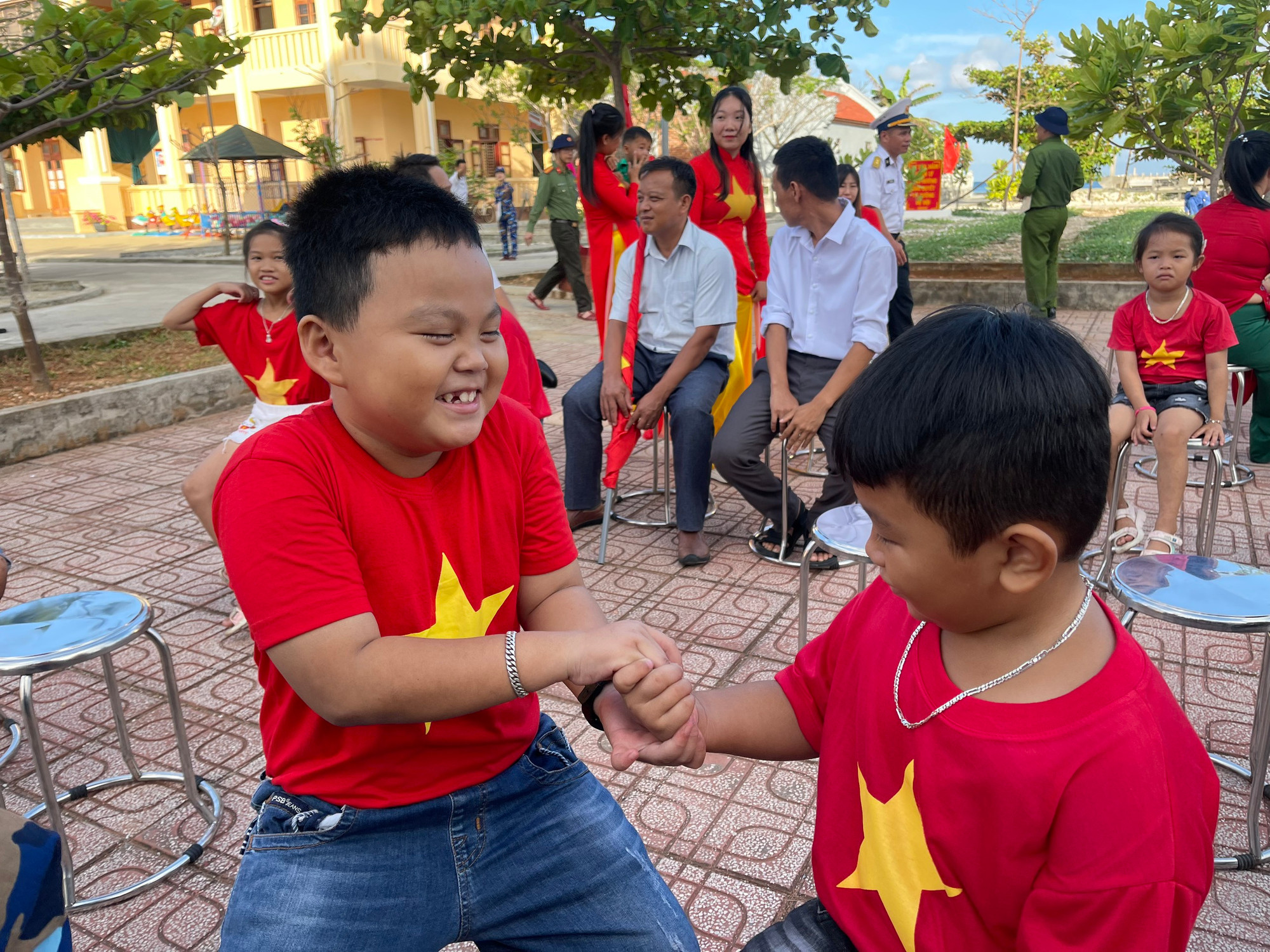 Những cô, cậu bé hiếu khách trên đảo Đá Tây A. Những cô, cậu bé hiếu khách trên đảo Đá Tây A.