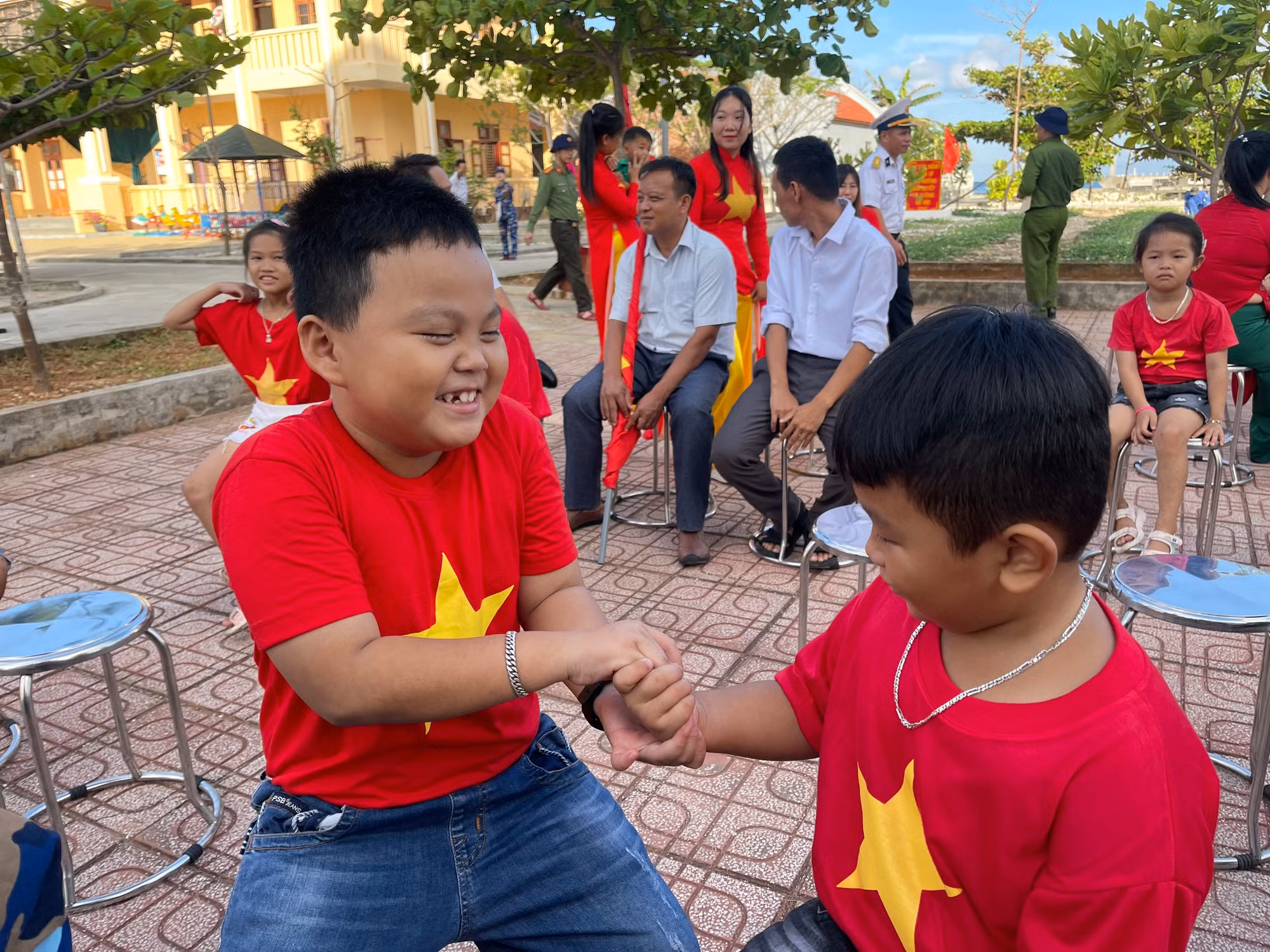 Những cô, cậu bé hiếu khách trên đảo Đá Tây A.