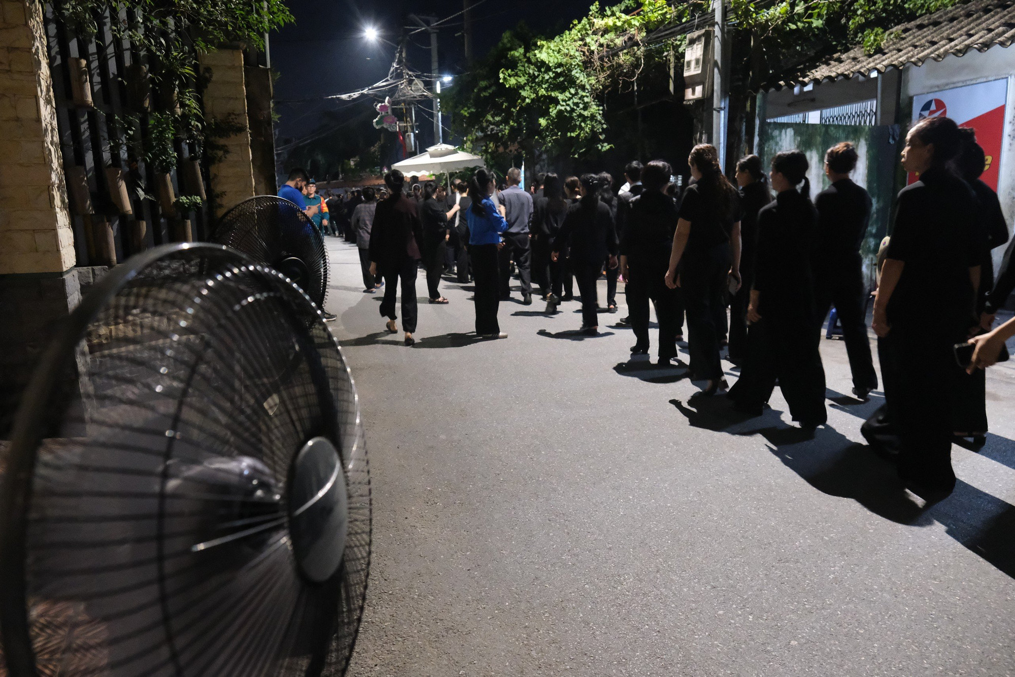 Bà con thôn Lại Đà chung tay, để quạt cây ra tận đường cái để phục vụ người đến viếng Tổng Bí thư Nguyễn Phú Trọng.