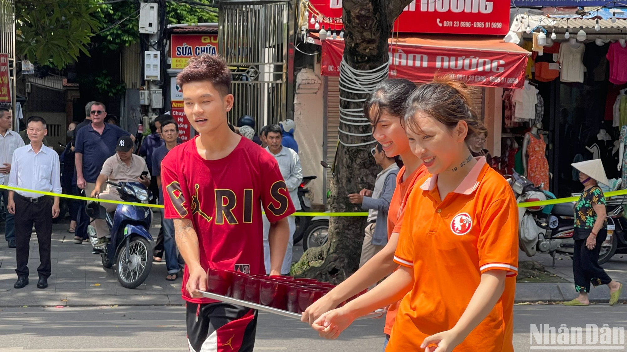 Những cốc nước nghĩa tình giúp bà con giải khát trong trưa ngày 26/7.