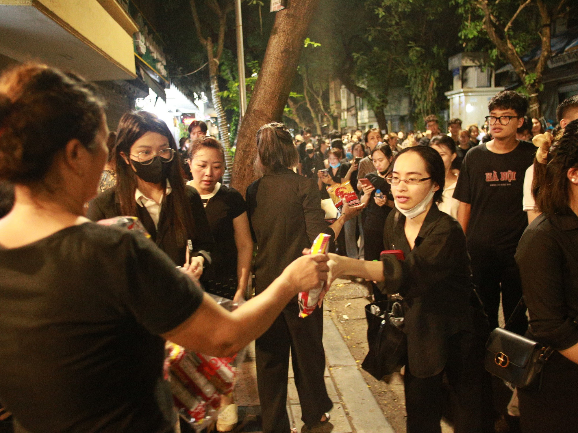 Những chiếc bánh được phát miễn phí cho bà con.