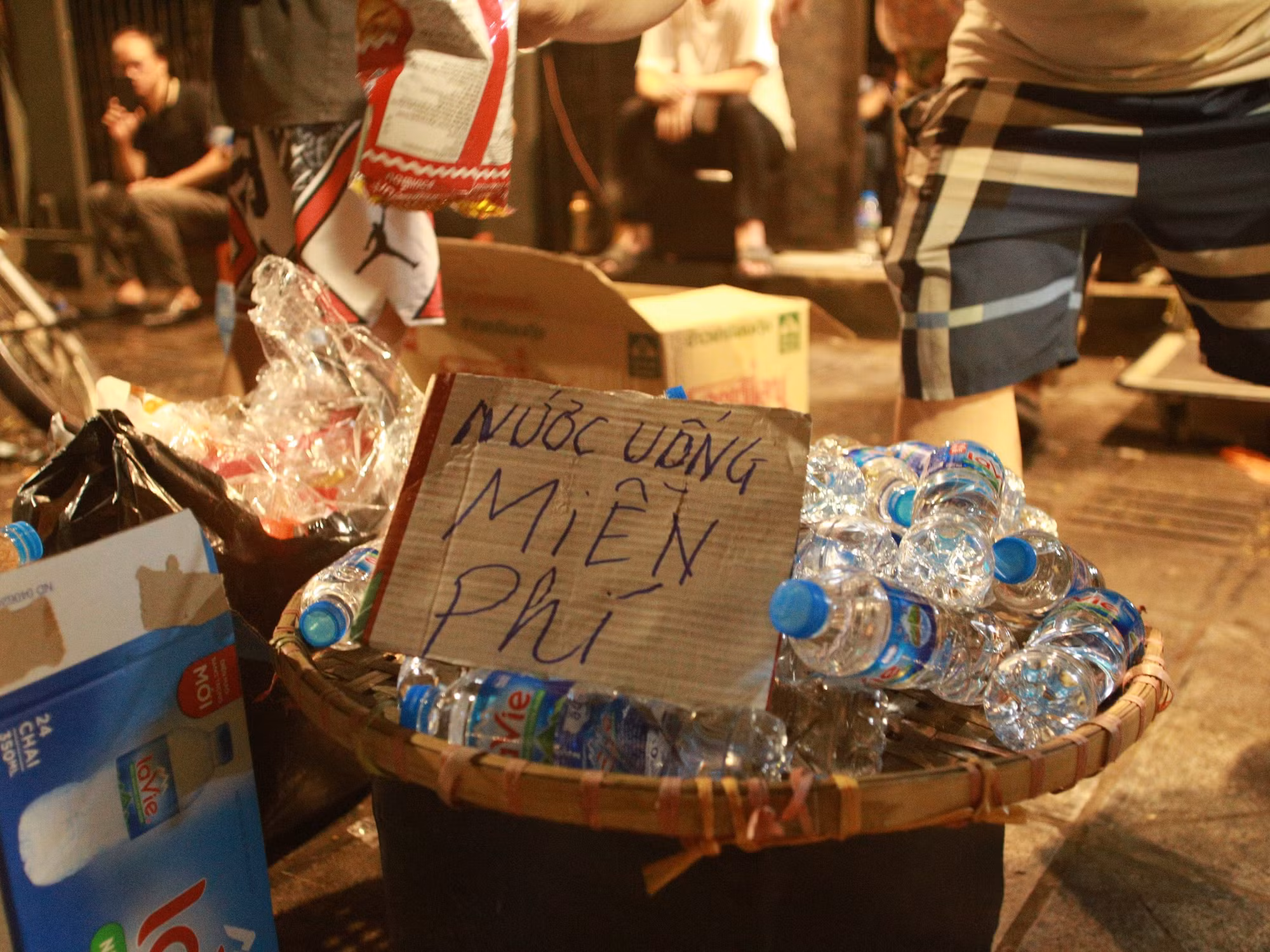 Bà con ấm lòng vì được phục vụ miễn phí trong thời gian xếp hàng chờ vào viếng.