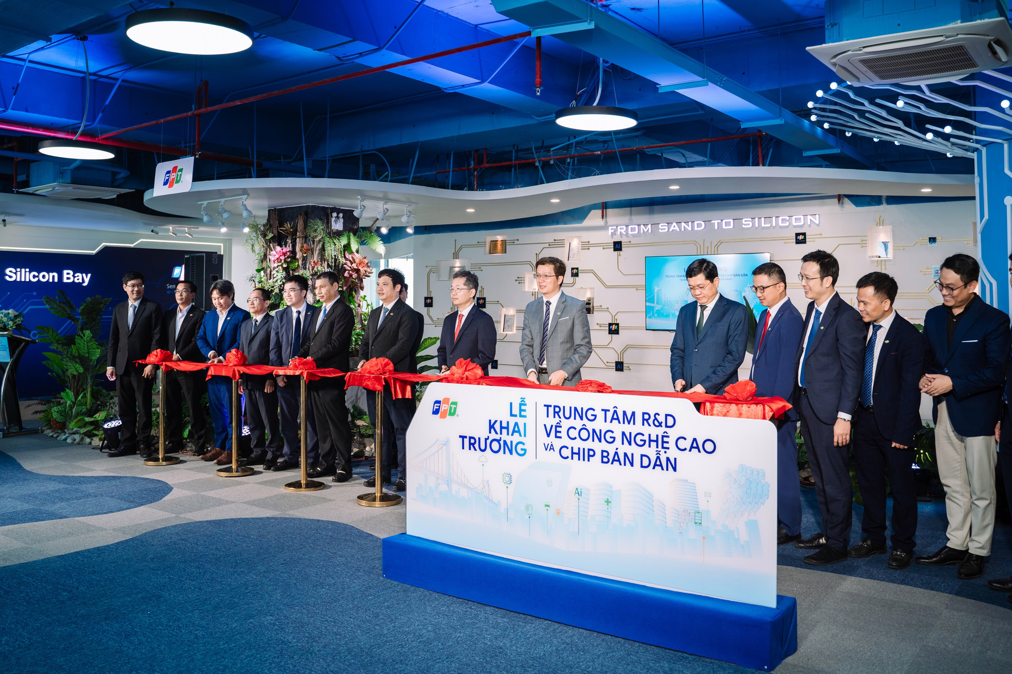 FPT khai trương Trung tâm R&D về công nghệ cao và chip bán dẫn đầu tiên tại công viên phần mềm số 2 thành phố Đà Nẵng.