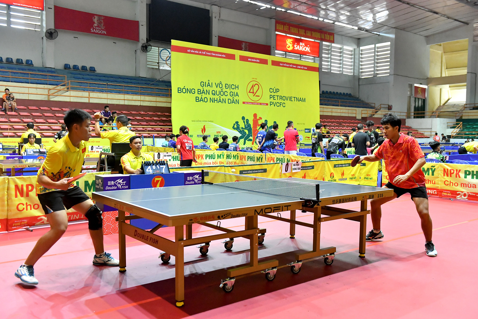 Trận đấu nội dung đồng đội nam giữa đội Đồng Nai 2 và đội Bà Rịa Vũng Tàu.