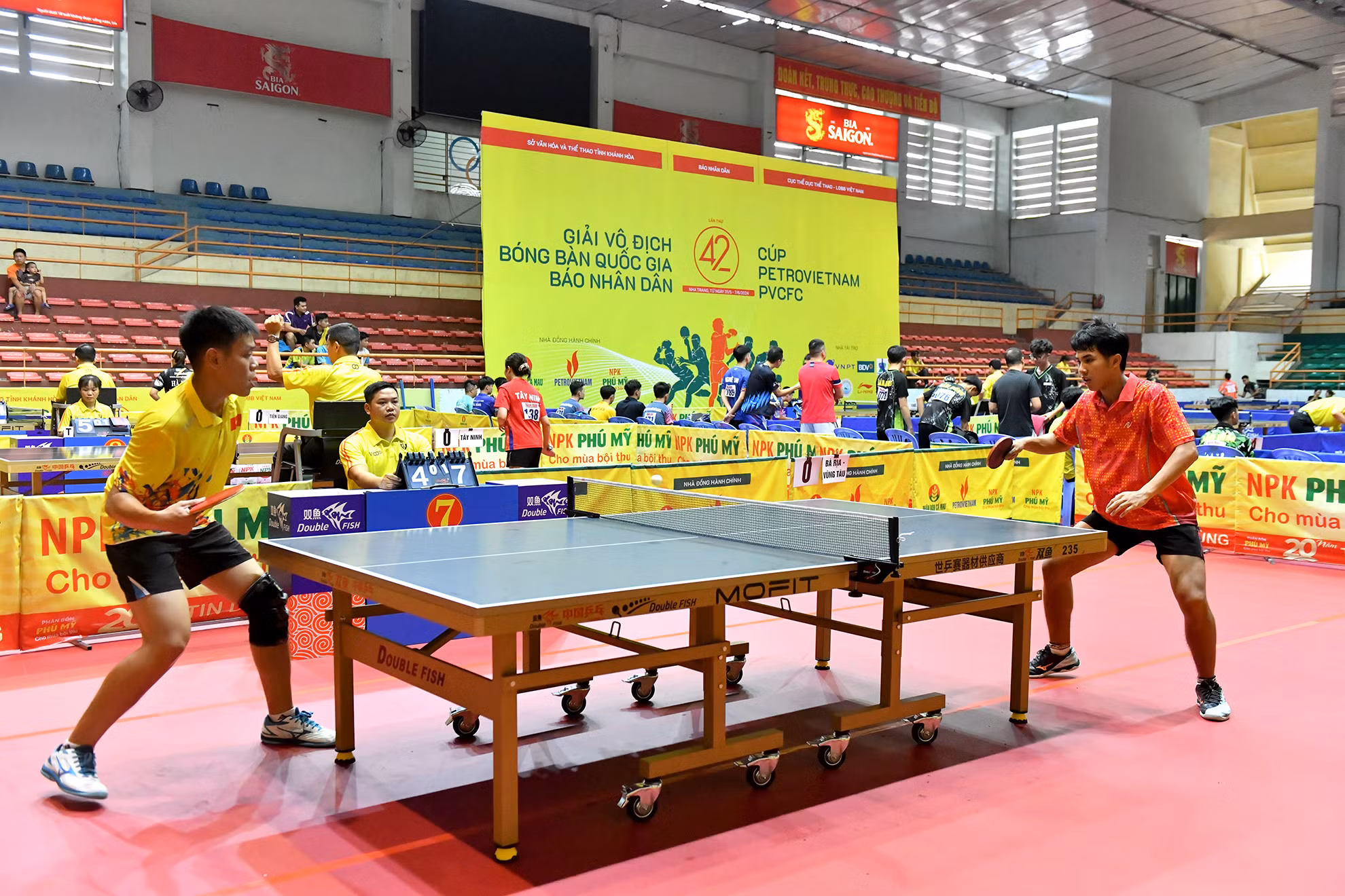 Trận đấu nội dung đồng đội nam giữa đội Đồng Nai 2 và đội Bà Rịa Vũng Tàu.