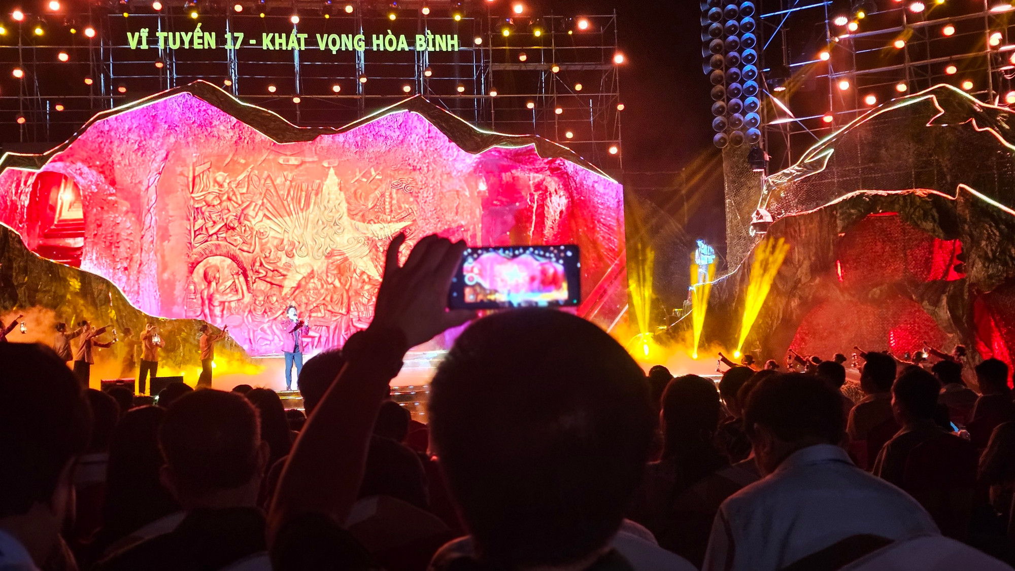 Ông Nguyễn Đức Thành, Phó Chủ tịch Hội Cựu thanh niên xung phong tỉnh Quảng Trị vừa xem, vừa quay lại các tiết mục nghệ thuật.