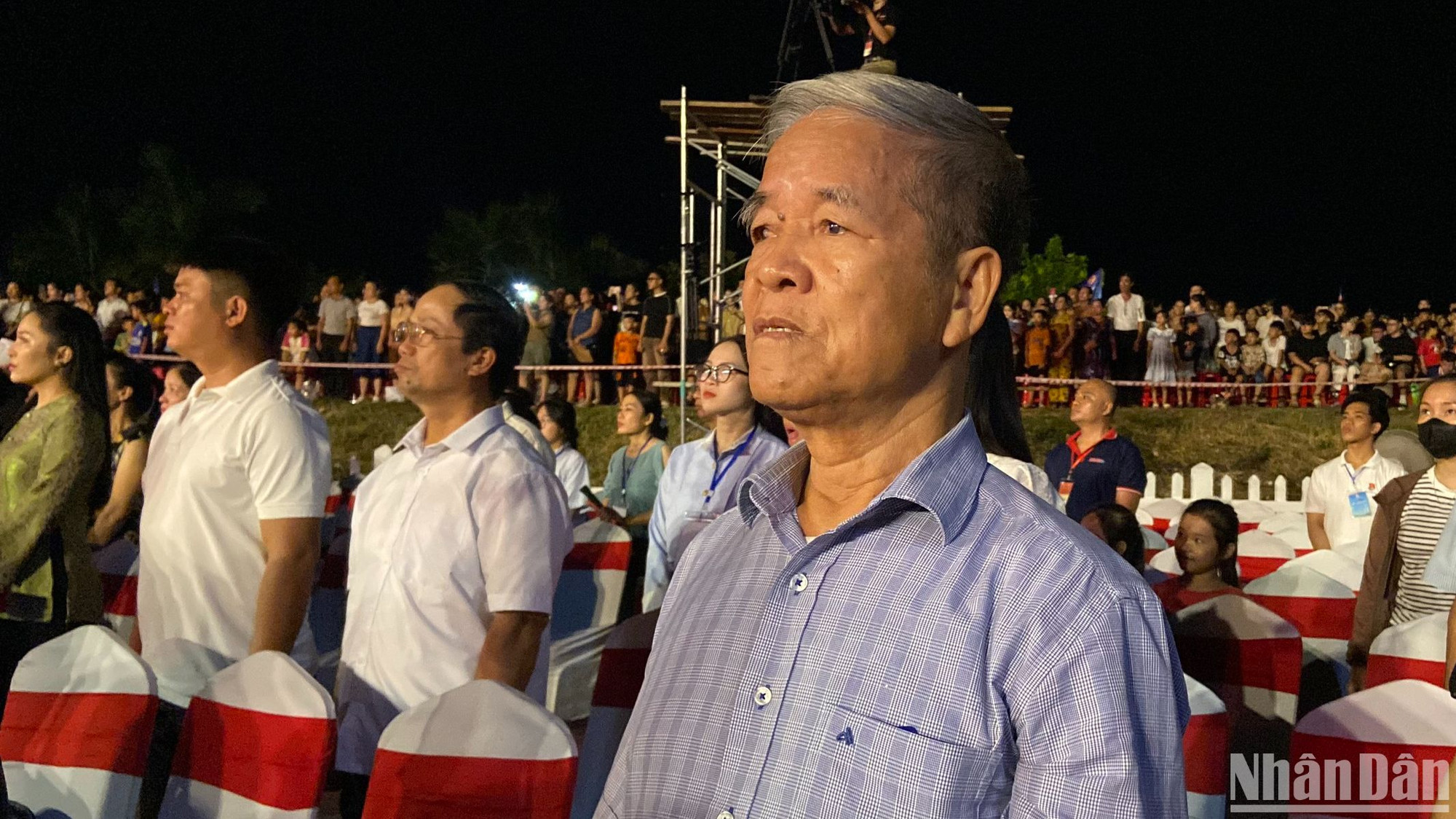 Ông Hoàng Ngọc Dũng xúc động trong lúc làm lễ chào cờ.