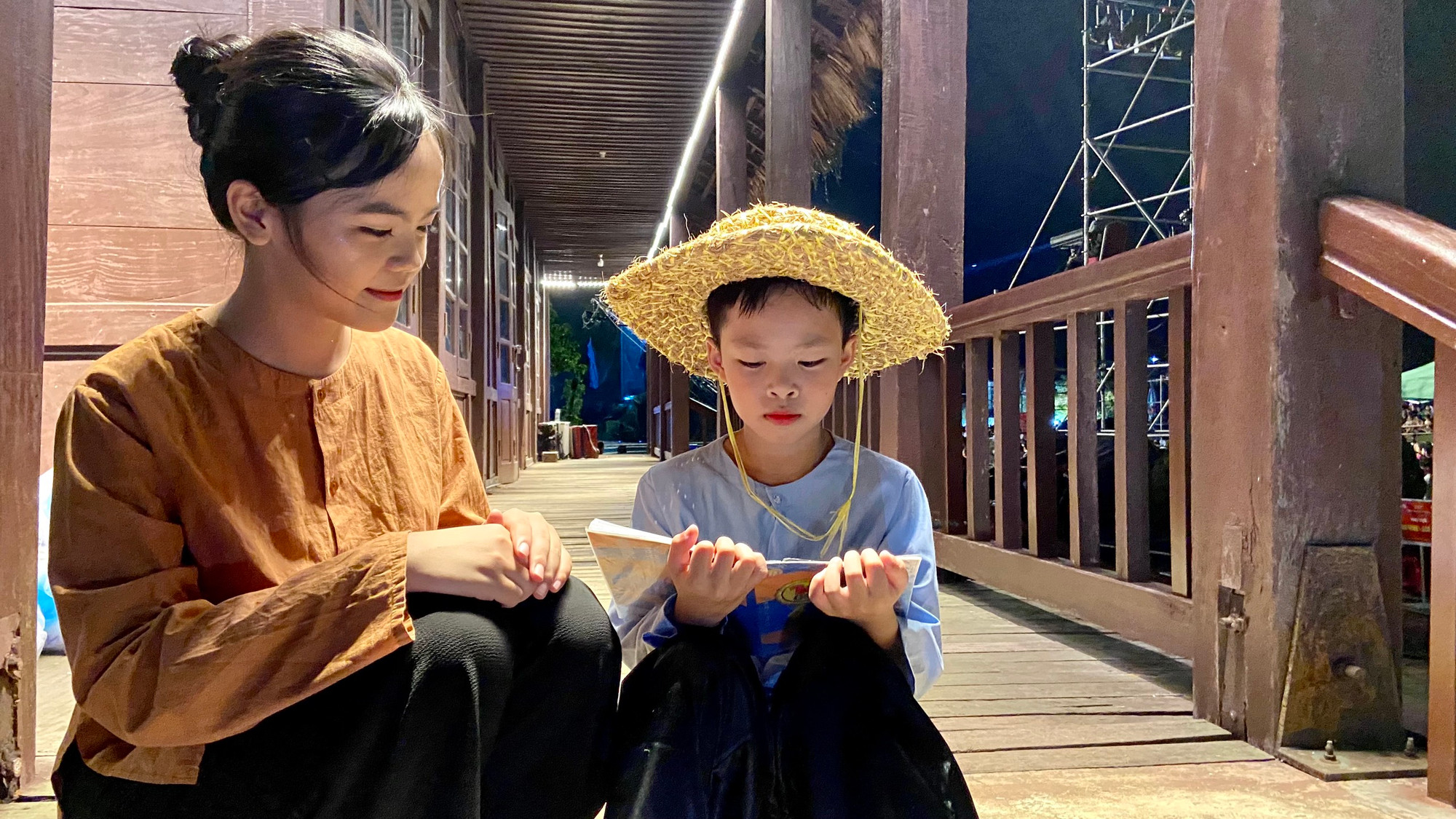 Nguyễn Như Nhật Dương (bên phải) đảm nhiệm vai đưa thư trong hoạt cảnh "Cuộc sống dưới lòng đất".