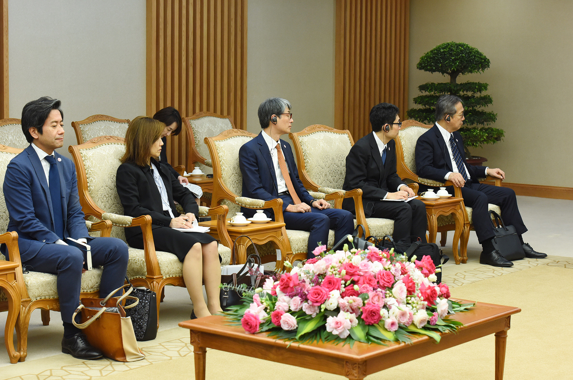 Các thành viên đi cùng Bộ trưởng Ngoại giao Nhật Bản Kamikawa Yoko tham dự buổi tiếp.