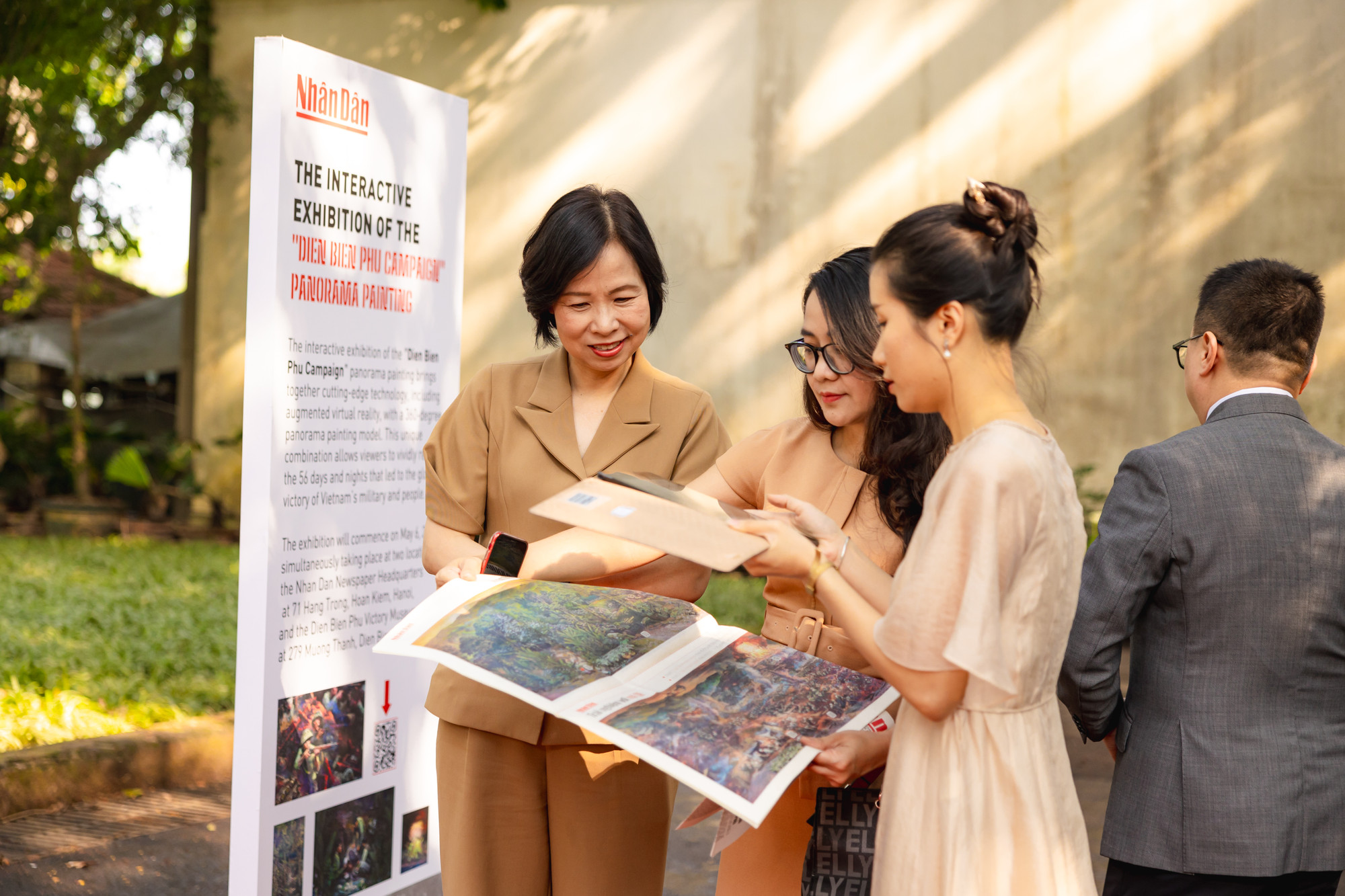 Yếu tố chính tạo nên đột phá của phụ san panorama Chiến dịch Điện Biên Phủ là sự kết hợp giữa công nghệ thực tế tăng cường (AR) trong báo in truyền thống. (Ảnh: THÀNH ĐẠT)