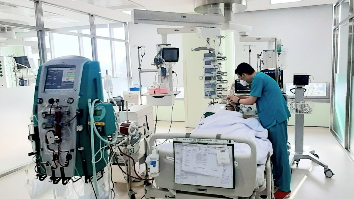 Hồi sức ghép tạng đòi hỏi các y, bác sĩ phải thực hiện chế độ chăm sóc đặc biệt cho người bệnh.