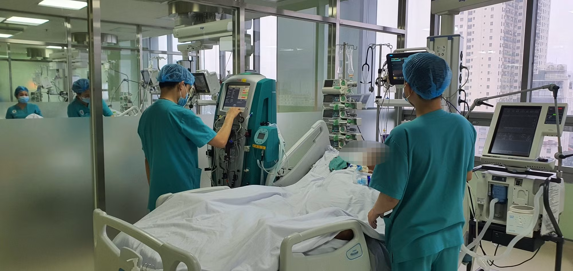 Các bác sĩ cấp cứu nhiều ca bệnh nguy kịch tính mạng.