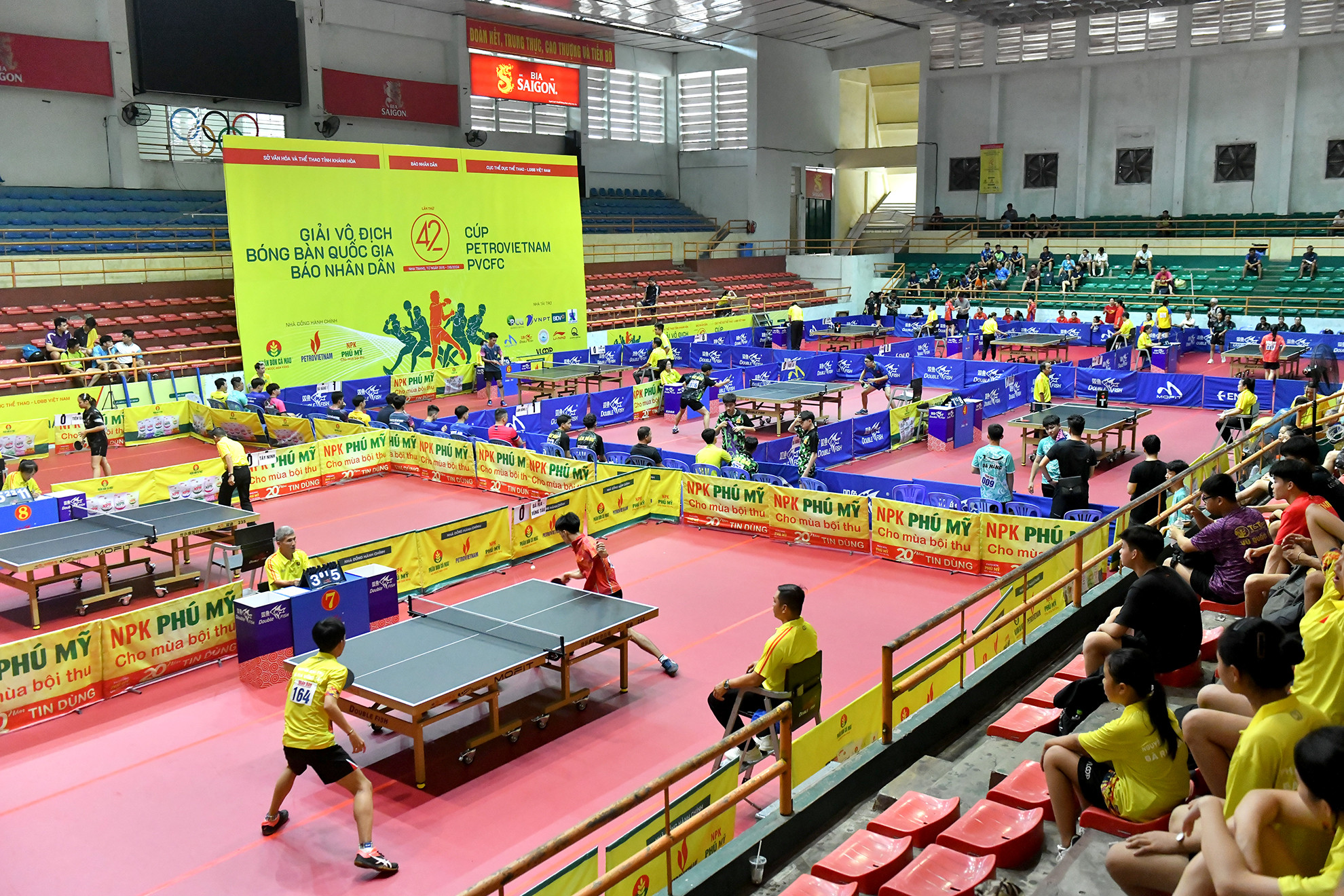 Quang cảnh các trận đấu ở hai nội dung đồng đội nam và đồng đội nữ.