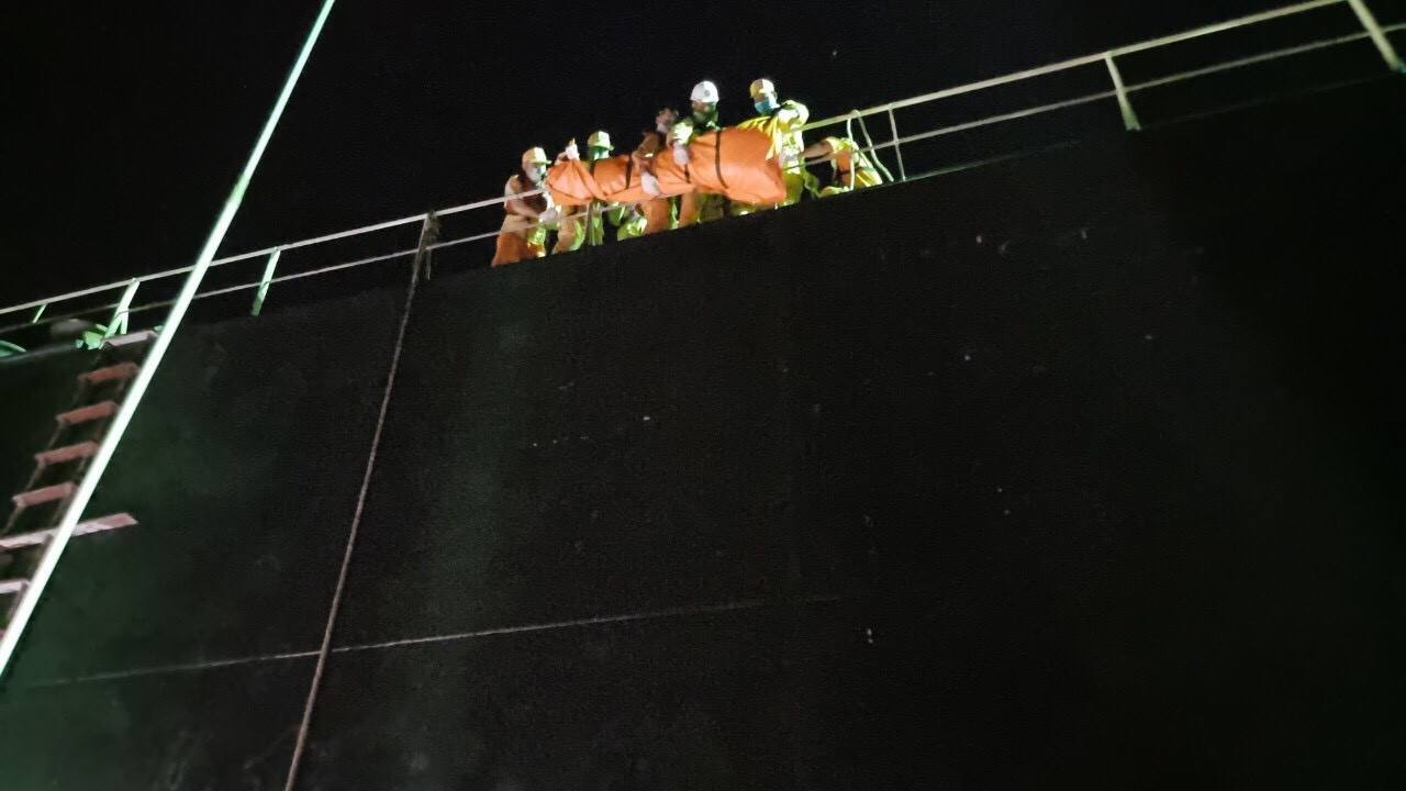 Vận chuyển thi thể nạn nhân bị ngộ độc của Wu Zhou 8 sang tàu SAR.