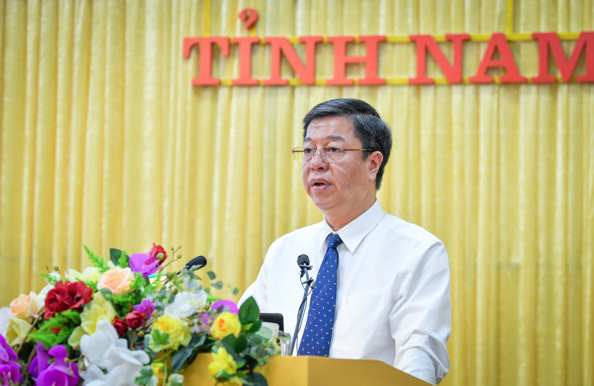 Phó Giáo sư, Tiến sĩ Vũ Trọng Lâm, Giám đốc - Tổng biên tập Nhà xuất bản Chính trị quốc gia Sự thật báo cáo đề dẫn hội thảo.