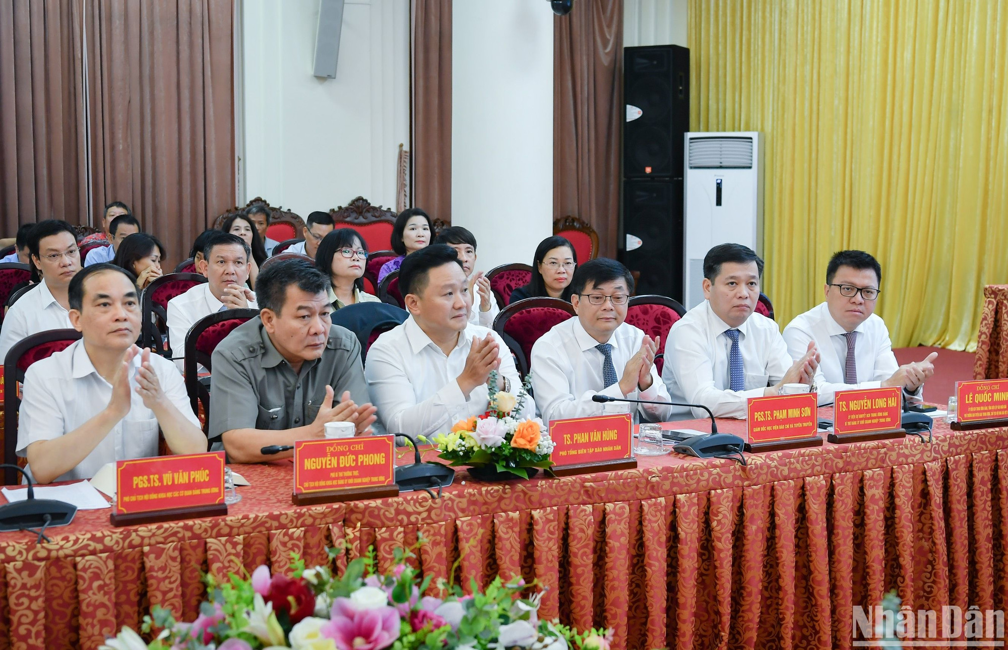 Các đại biểu tham dự hội thảo.