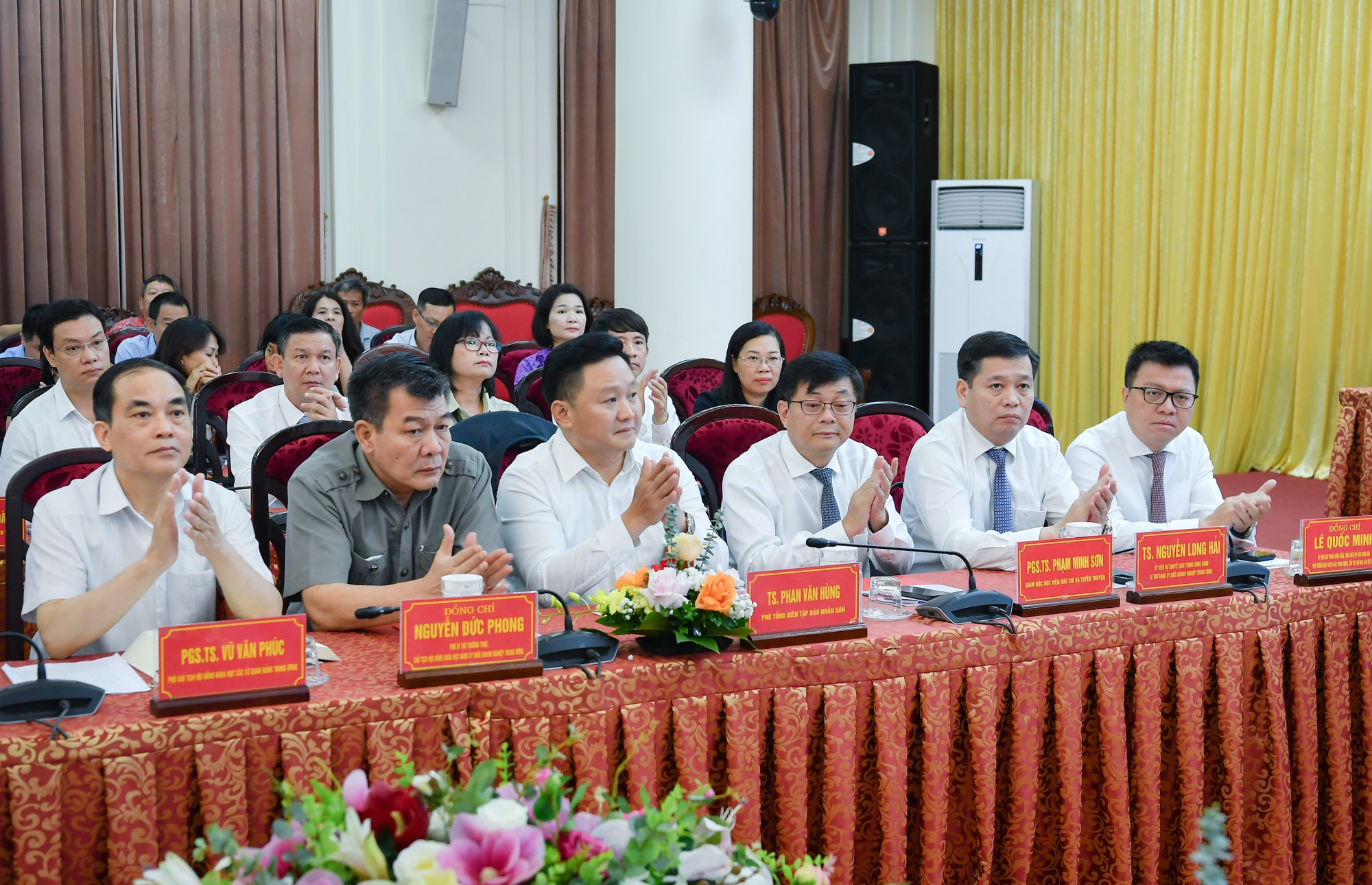 Các đại biểu tham dự hội thảo.