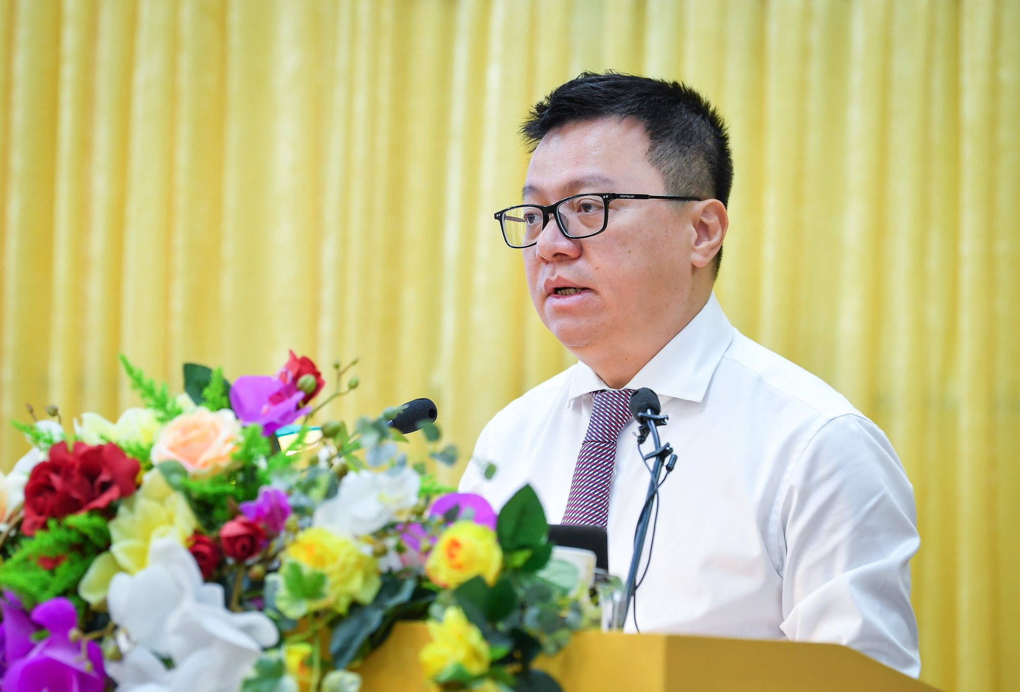 Đồng chí Lê Quốc Minh, Ủy viên Trung ương Đảng, Tổng Biên tập Báo Nhân Dân, Phó Trưởng Ban Tuyên giáo Trung ương, Chủ tịch Hội Nhà báo Việt Nam phát biểu khai mạc hội thảo.