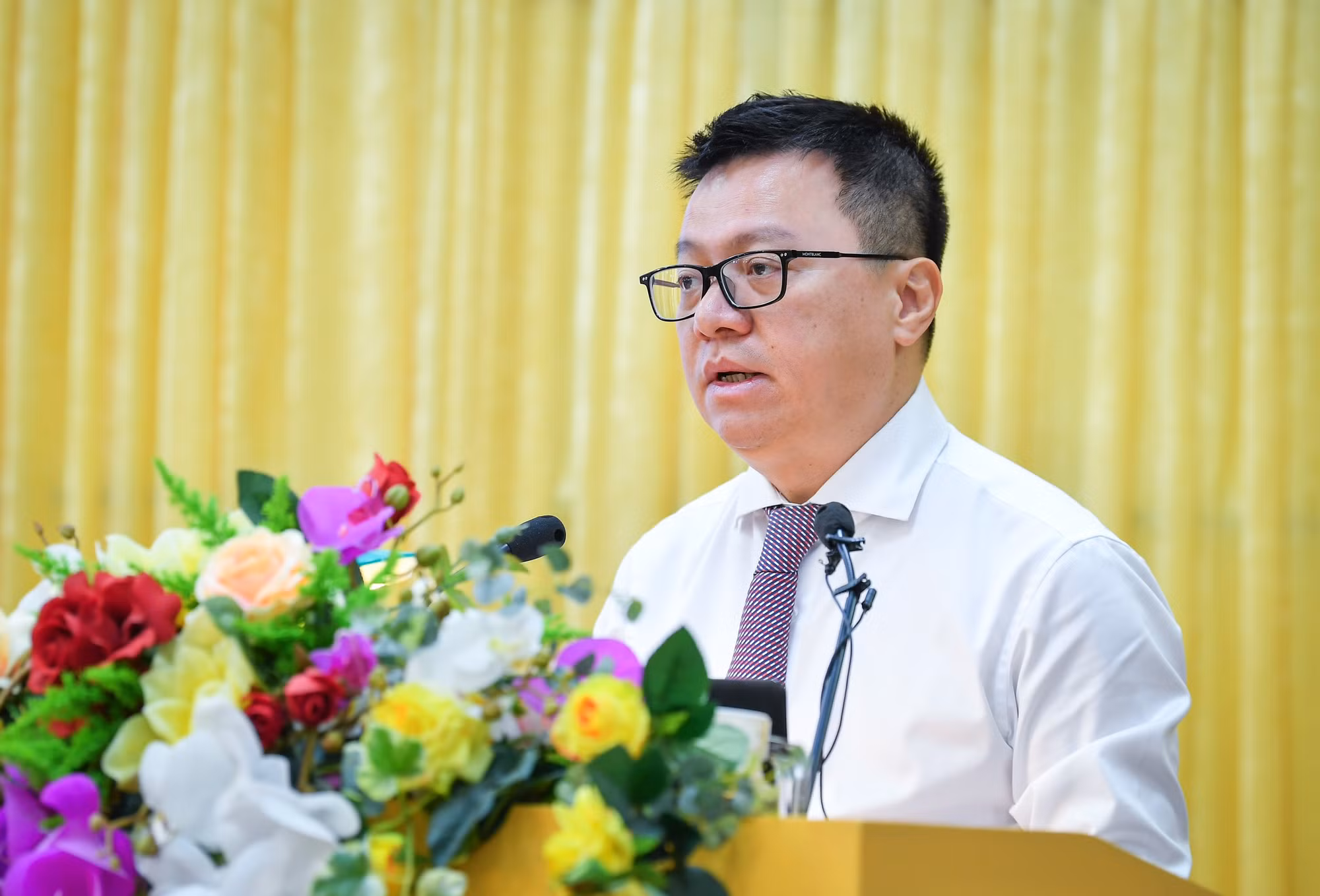 Đồng chí Lê Quốc Minh, Ủy viên Trung ương Đảng, Tổng Biên tập Báo Nhân Dân, Phó Trưởng Ban Tuyên giáo Trung ương, Chủ tịch Hội Nhà báo Việt Nam phát biểu khai mạc hội thảo.