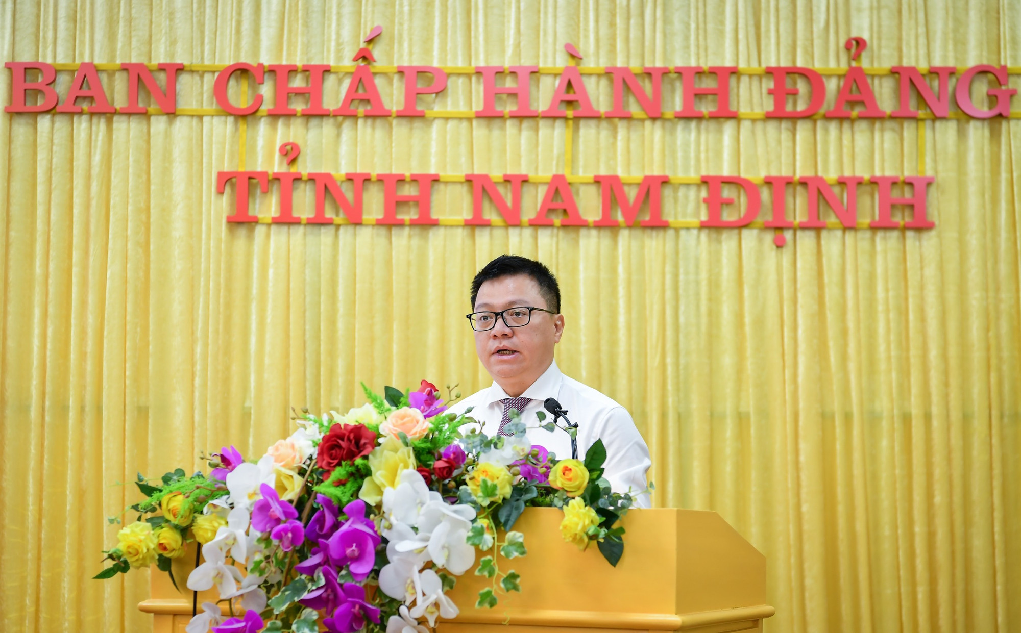 Đồng chí Lê Quốc Minh, Ủy viên Trung ương Đảng, Tổng Biên tập Báo Nhân Dân, Phó Trưởng Ban Tuyên giáo Trung ương, Chủ tịch Hội Nhà báo Việt Nam phát biểu khai mạc hội thảo.