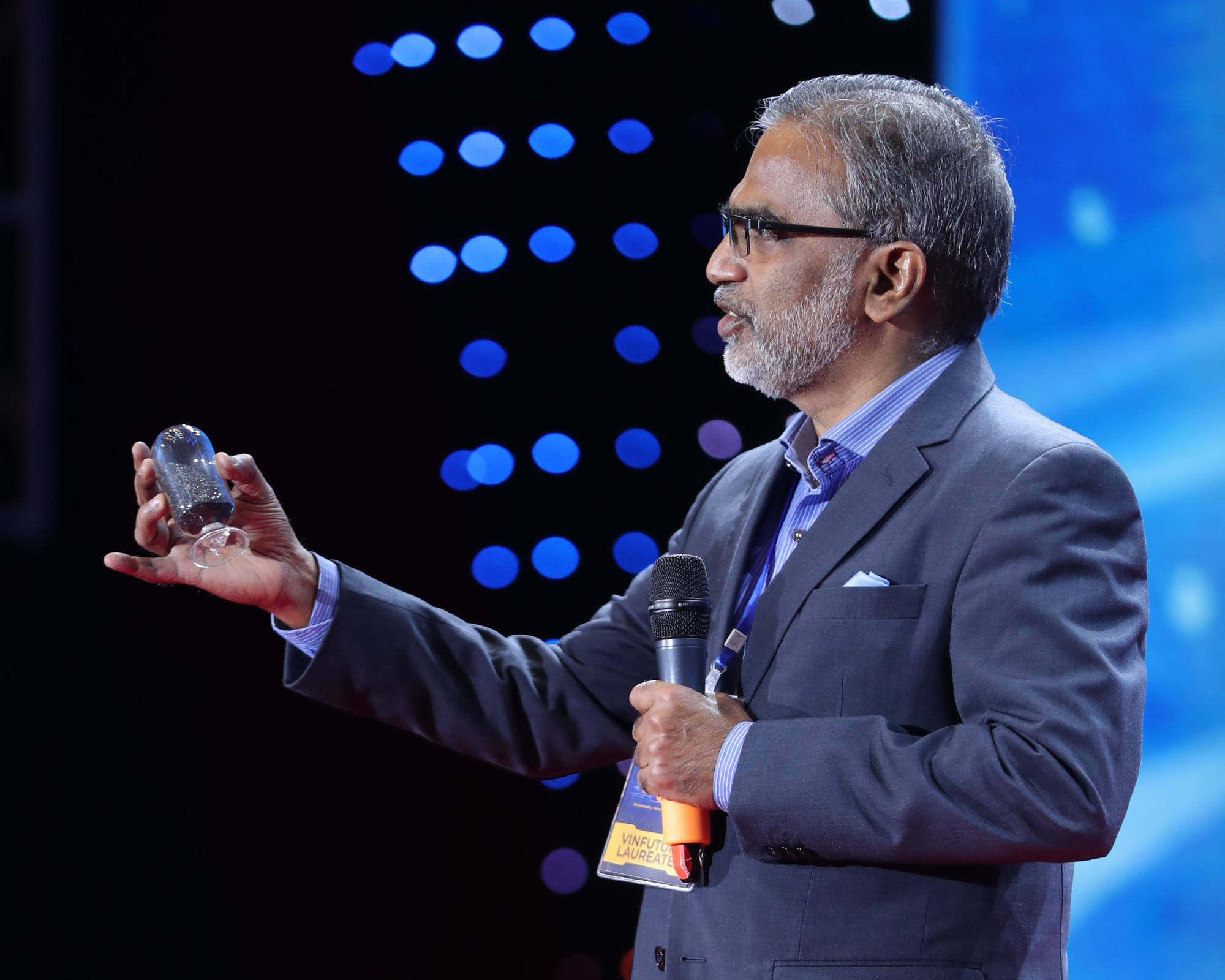 Giáo sư Thalappil Pradeep giới thiệu về công nghệ lọc chi phí thấp loại asen khỏi nước ngầm.