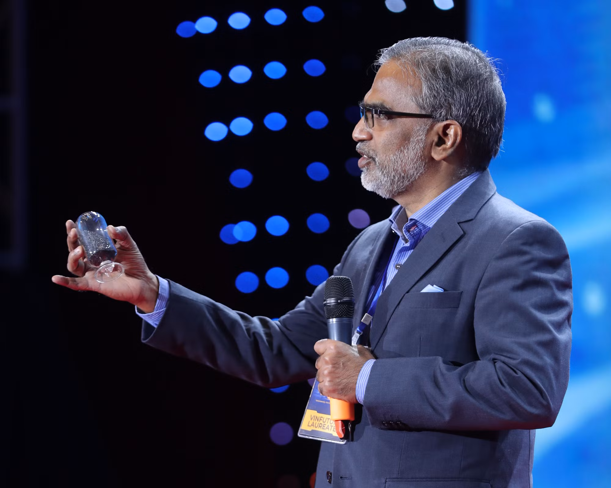 Giáo sư Thalappil Pradeep giới thiệu về công nghệ lọc chi phí thấp loại asen khỏi nước ngầm. Giáo sư Thalappil Pradeep giới thiệu về công nghệ lọc chi phí thấp loại asen khỏi nước ngầm.