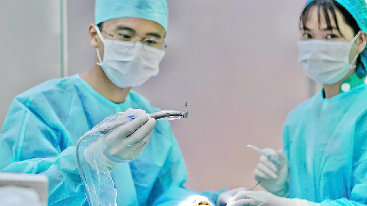 Mạnh là bác sĩ răng hàm mặt.