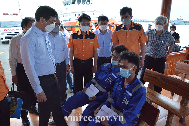 Thứ trưởng Giao thông vận tải Nguyễn Xuân Sang và lãnh đạo MRCC hỏi thăm thuyền viên được cứu kịp thời từ tàu Vân Đồn ACE.