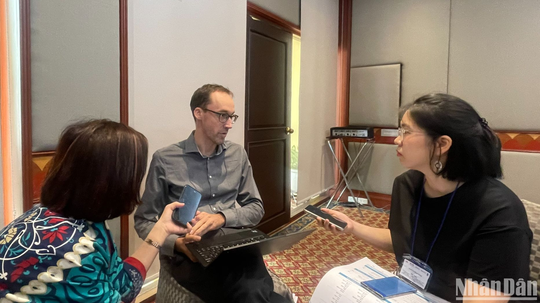 Ông Quinten Lataire, Quyền Giám đốc Quốc gia, UNAIDS Việt Nam chia sẻ với phóng viên về nỗ lực phòng, chống HIV/AIDS của Việt Nam tại hội thảo khu vực Đông Nam Á về kỳ thị và phân biệt đối xử liên quan đến HIV "Tiến bộ, thách thức và cơ hội trong môi trường tư pháp".