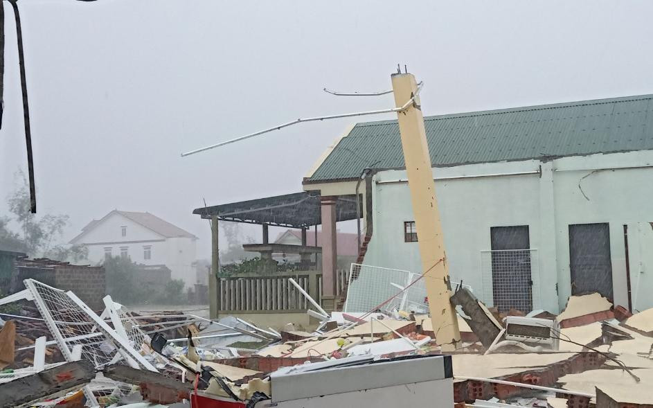 Nhiều ngôi nhà bị tốc mái, đổ sập. Nhiều ngôi nhà bị tốc mái, đổ sập.