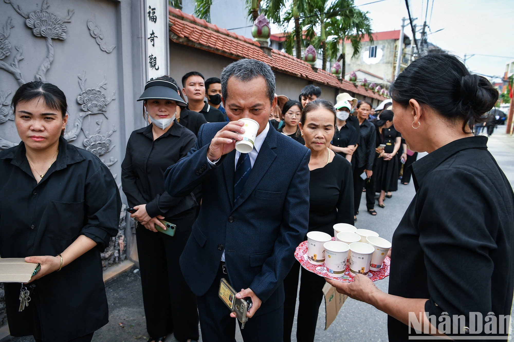 Bà con Lại Đà phục vụ nước miễn phí cho người dân.