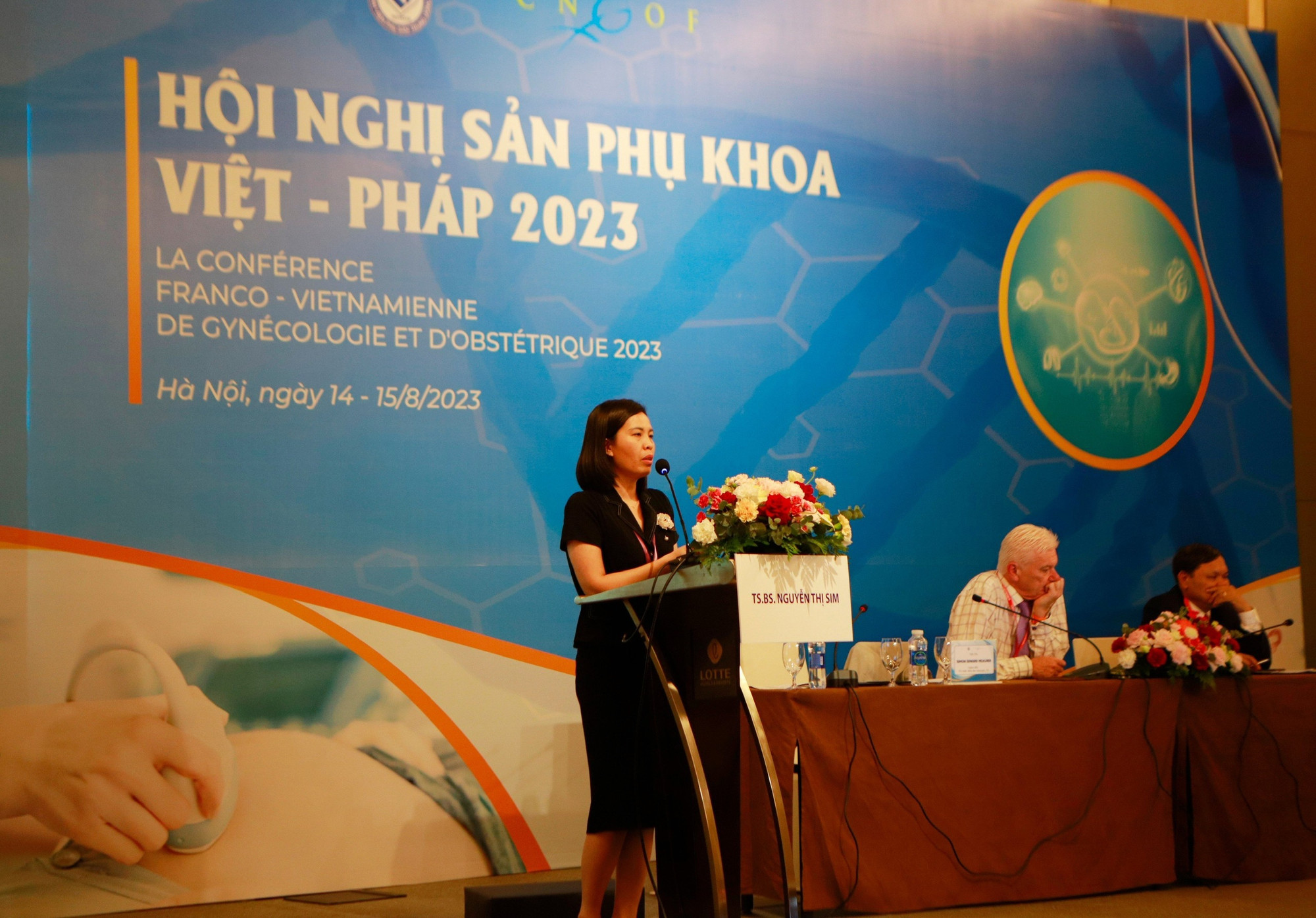 Tiến sĩ, bác sĩ Nguyễn Thị Sim báo cáo về ca bệnh tại Hội nghị Sản khoa Việt Pháp.