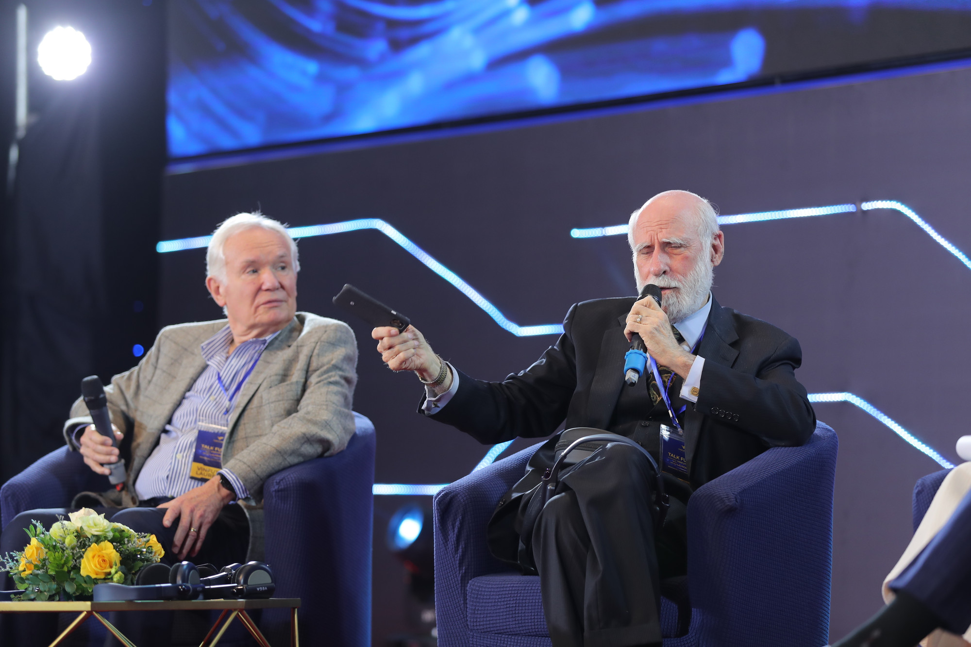 Giáo sư David Neil Payne (người Anh, đồng chủ nhân Giải thưởng Chính VinFuture 2022) phát biểu tại tọa đàm.