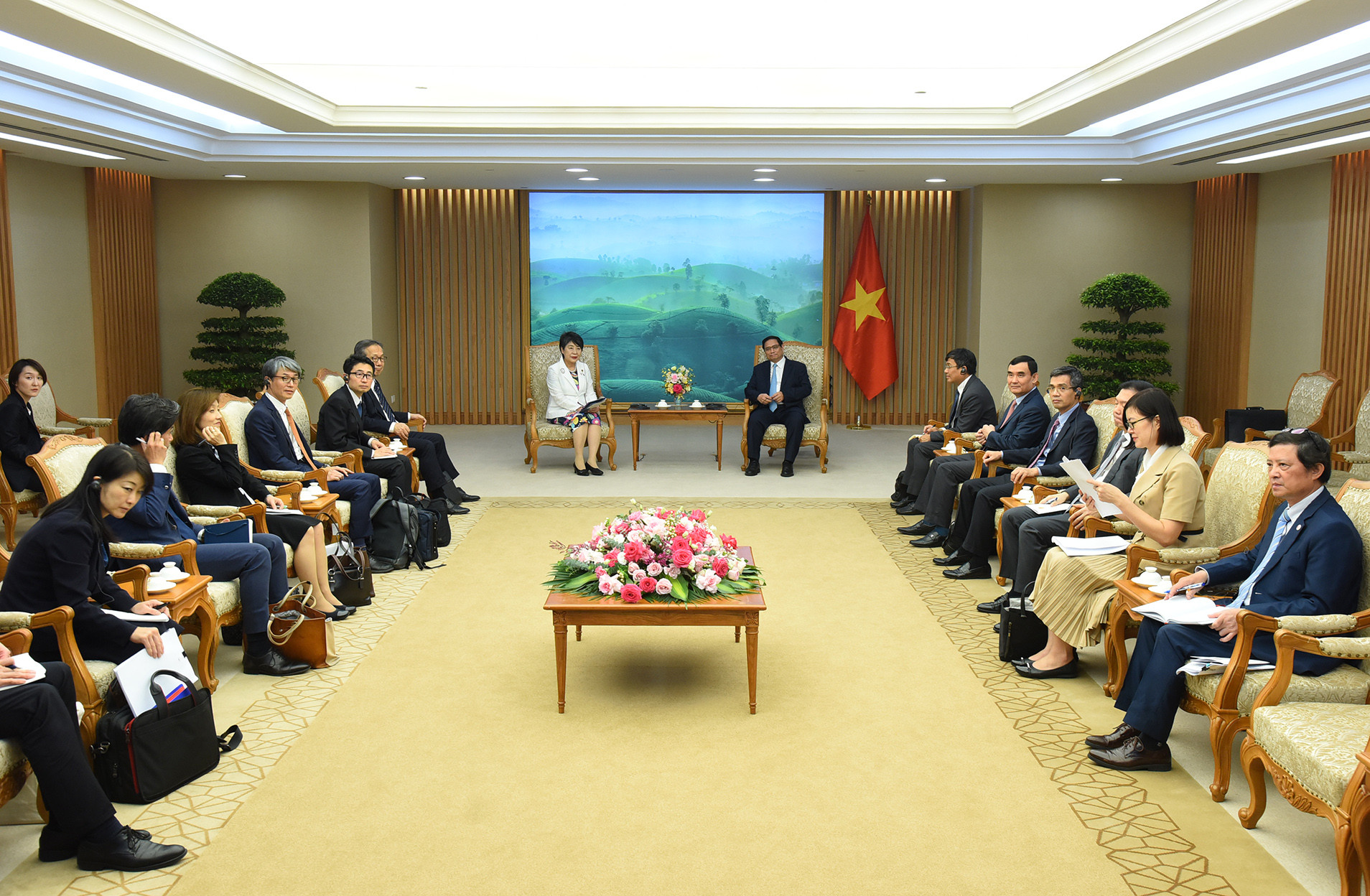 Thủ tướng Phạm Minh Chính tiếp Bộ trưởng Ngoại giao Nhật Bản Kamikawa Yoko và các thành viên đi cùng đoàn.