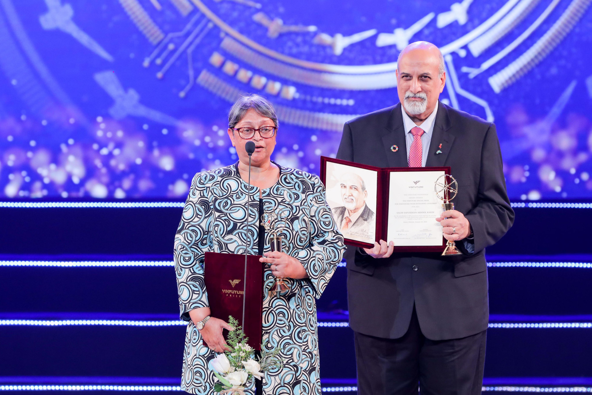 Giáo sư Quarraisha và chồng bà - Giáo sư Salim S. Abdool Karim nhận giải Đặc biệt VinFuture mùa 1.