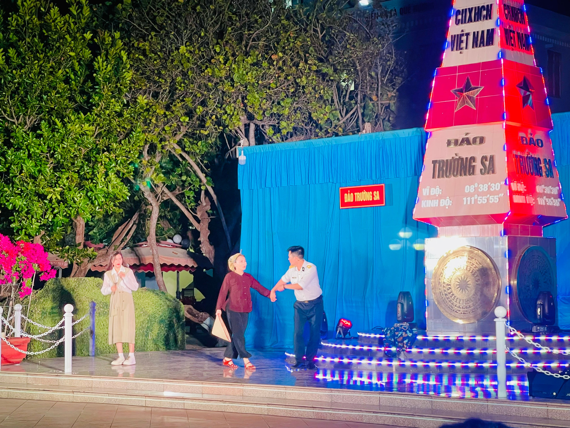 Trúc Mai, Bảo Thanh và Việt Tùng trình diễn kịch tại sân khấu đảo Trường Sa.