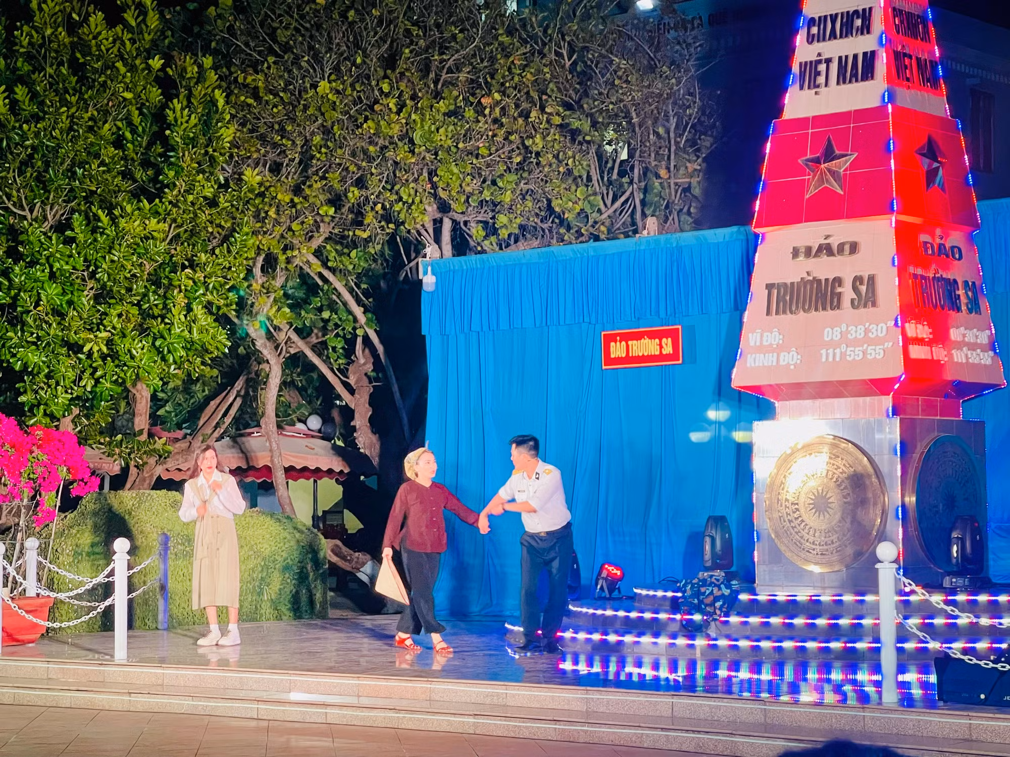 Trúc Mai, Bảo Thanh và Việt Tùng trình diễn kịch tại sân khấu đảo Trường Sa.