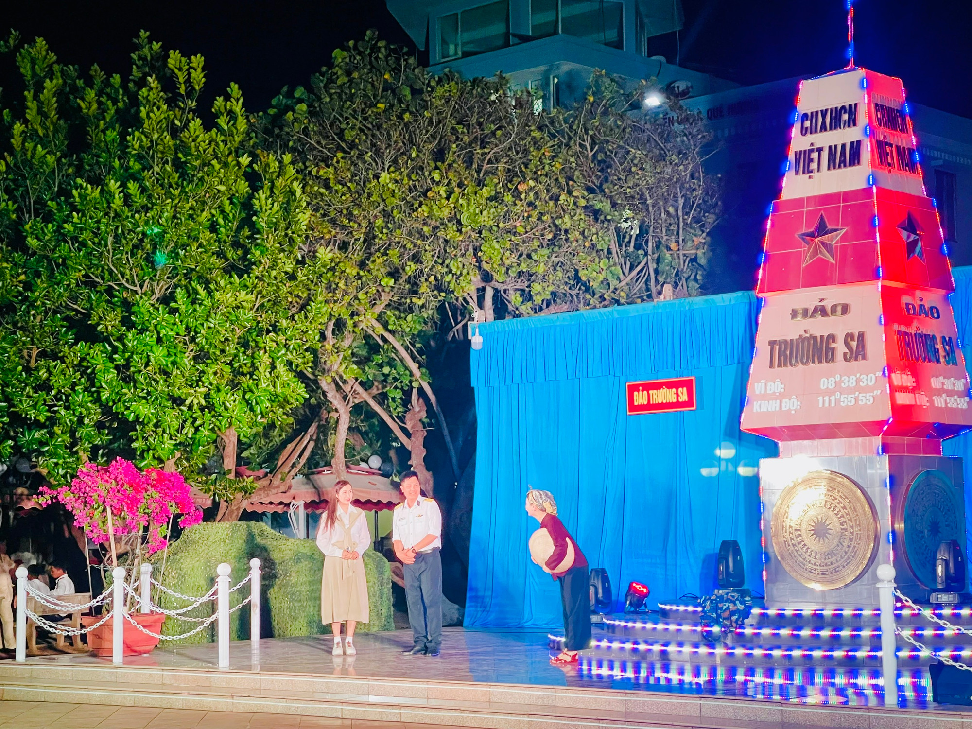 Vở diễn đã mang đến những tiếng cười sảng khoái cho quân, dân trên đảo.