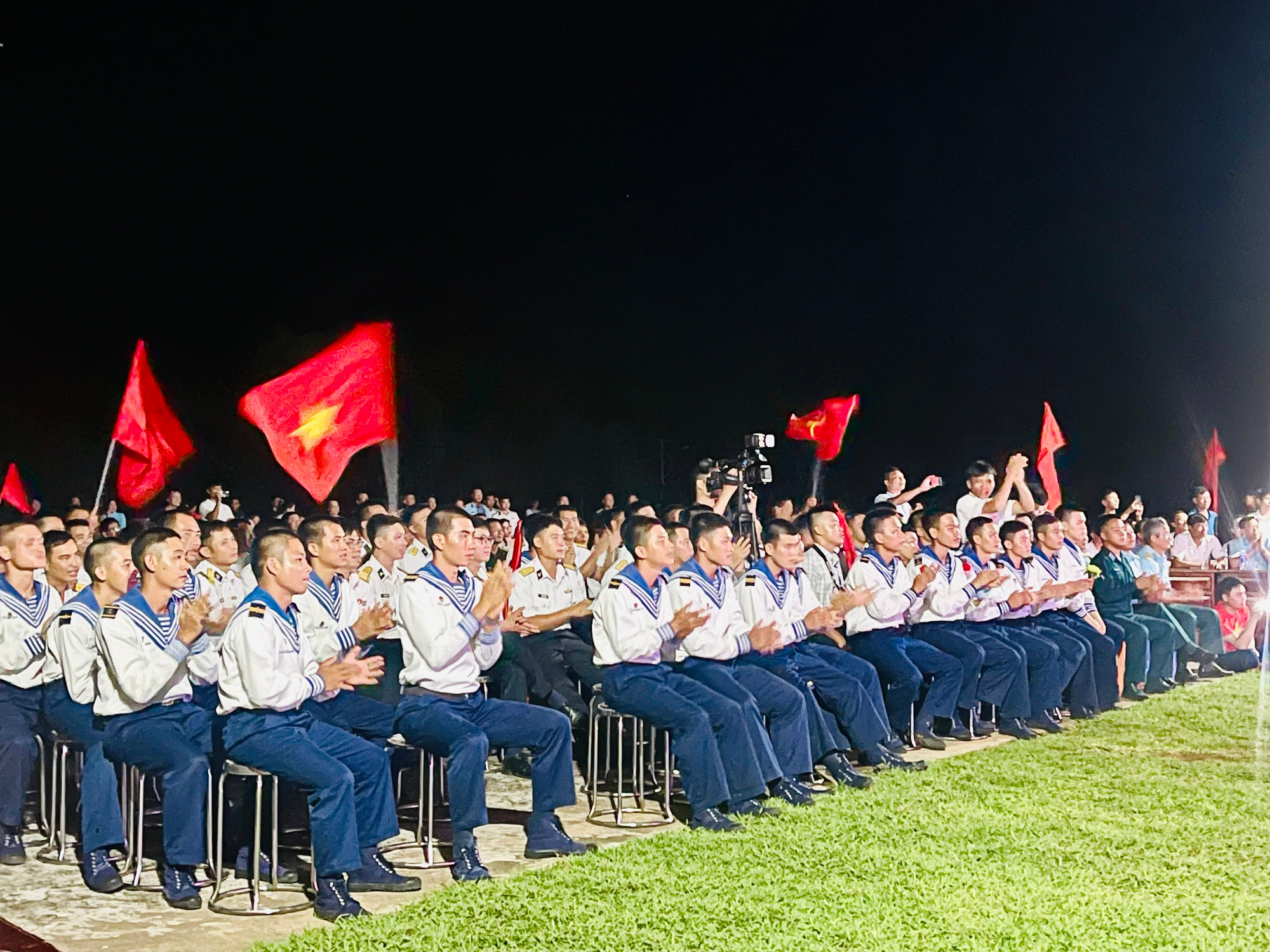 Các chiến sĩ trẻ lần đầu tiên được thưởng thức kịch trên đảo Trường Sa.