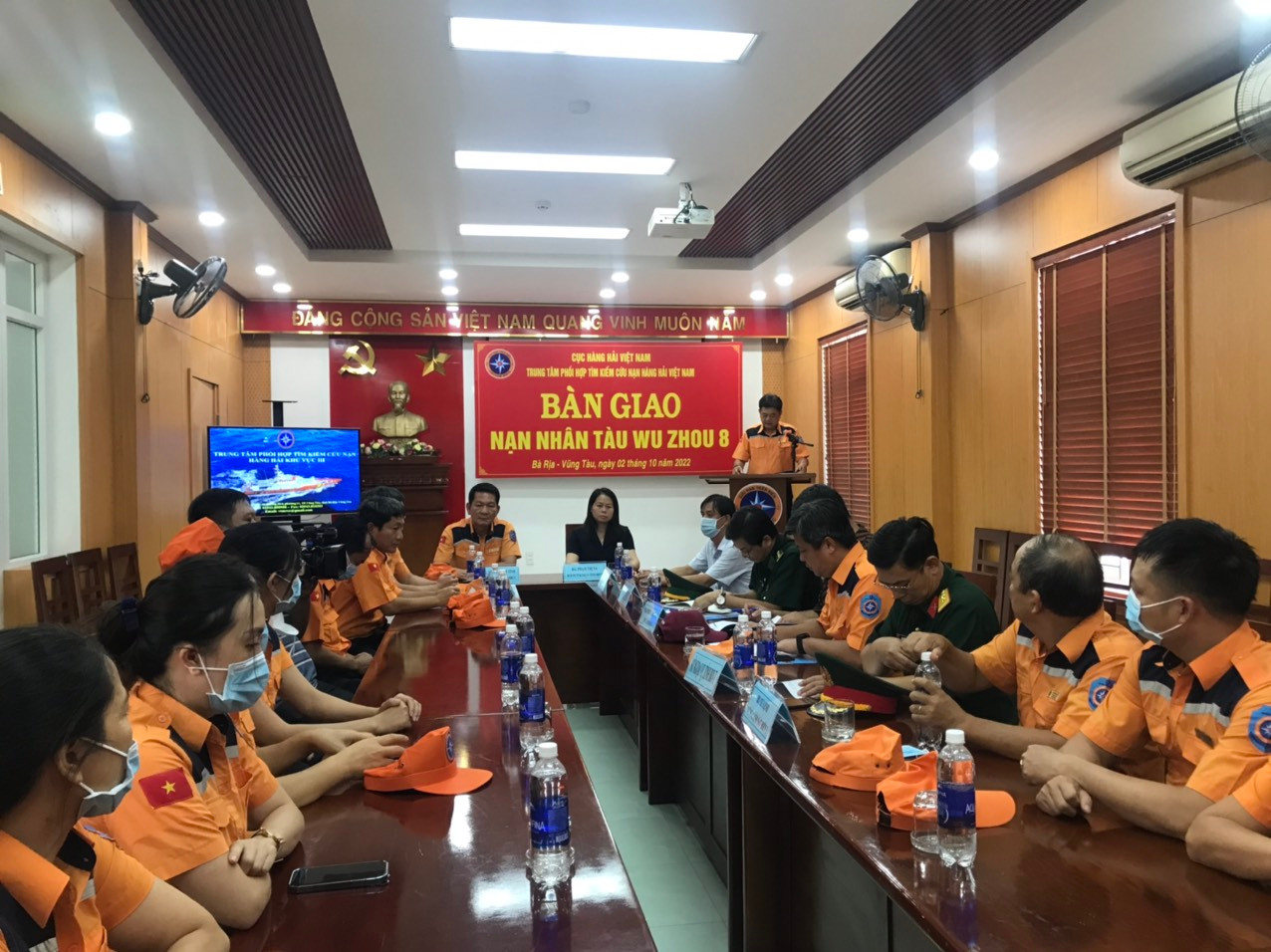 Bàn giao nạn nhân cho cơ quan chức năng.