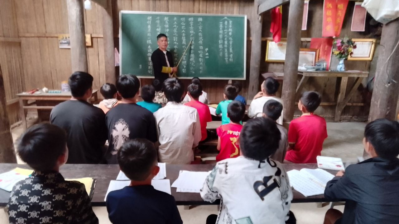 Lớp học của nghệ nhân Tẩn Vần Siệu thu hút nhiều thế hệ trẻ em vùng cao.