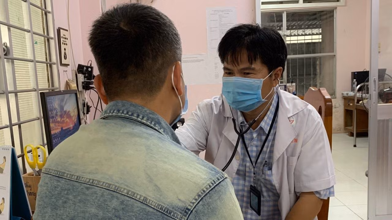 Khám cho đối tượng nguy cơ tại Trung tâm Y tế huyện Tam Nông, tỉnh Đồng Tháp.